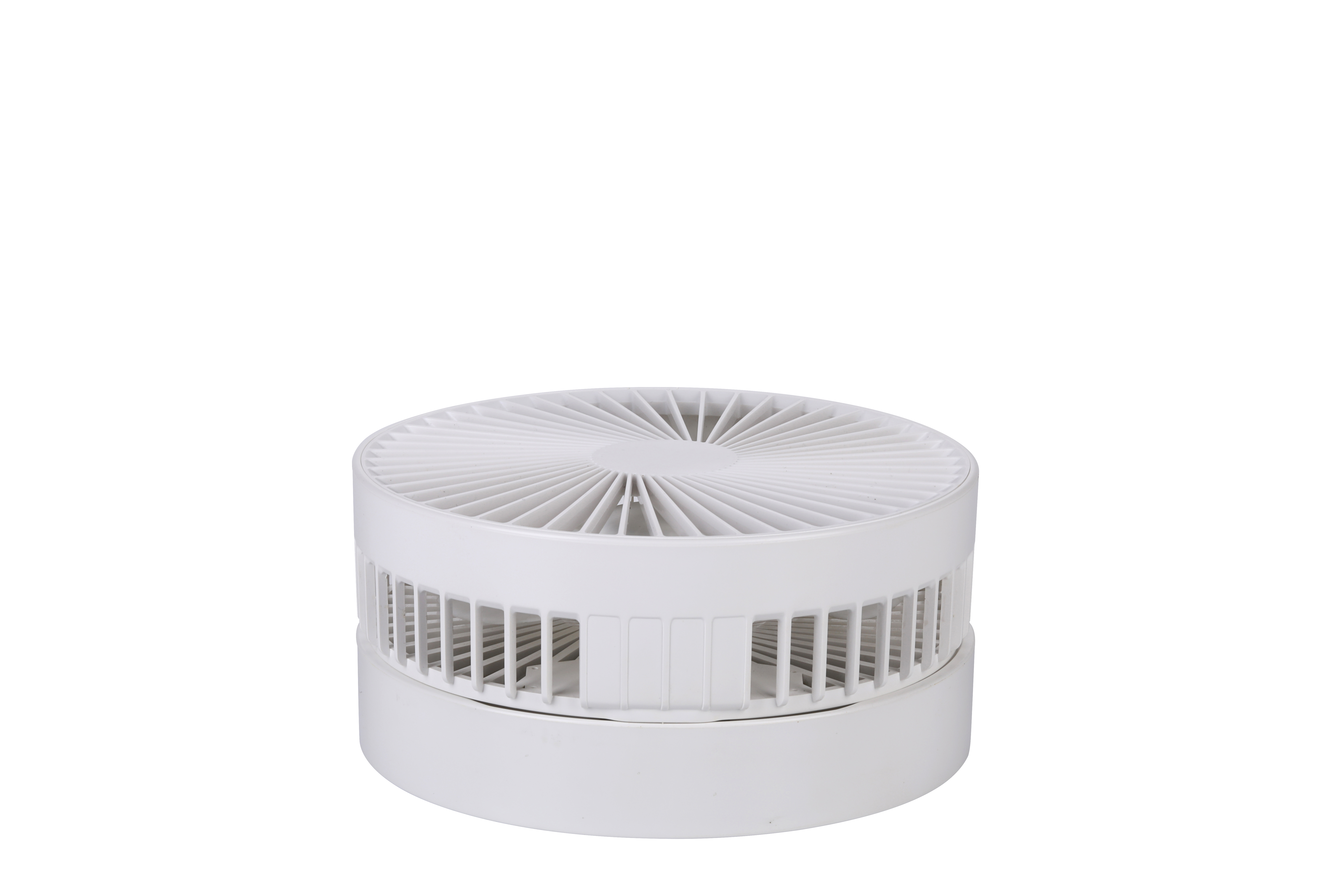 Un ventilador blanco y redondo con un diseño similar a una rejilla.