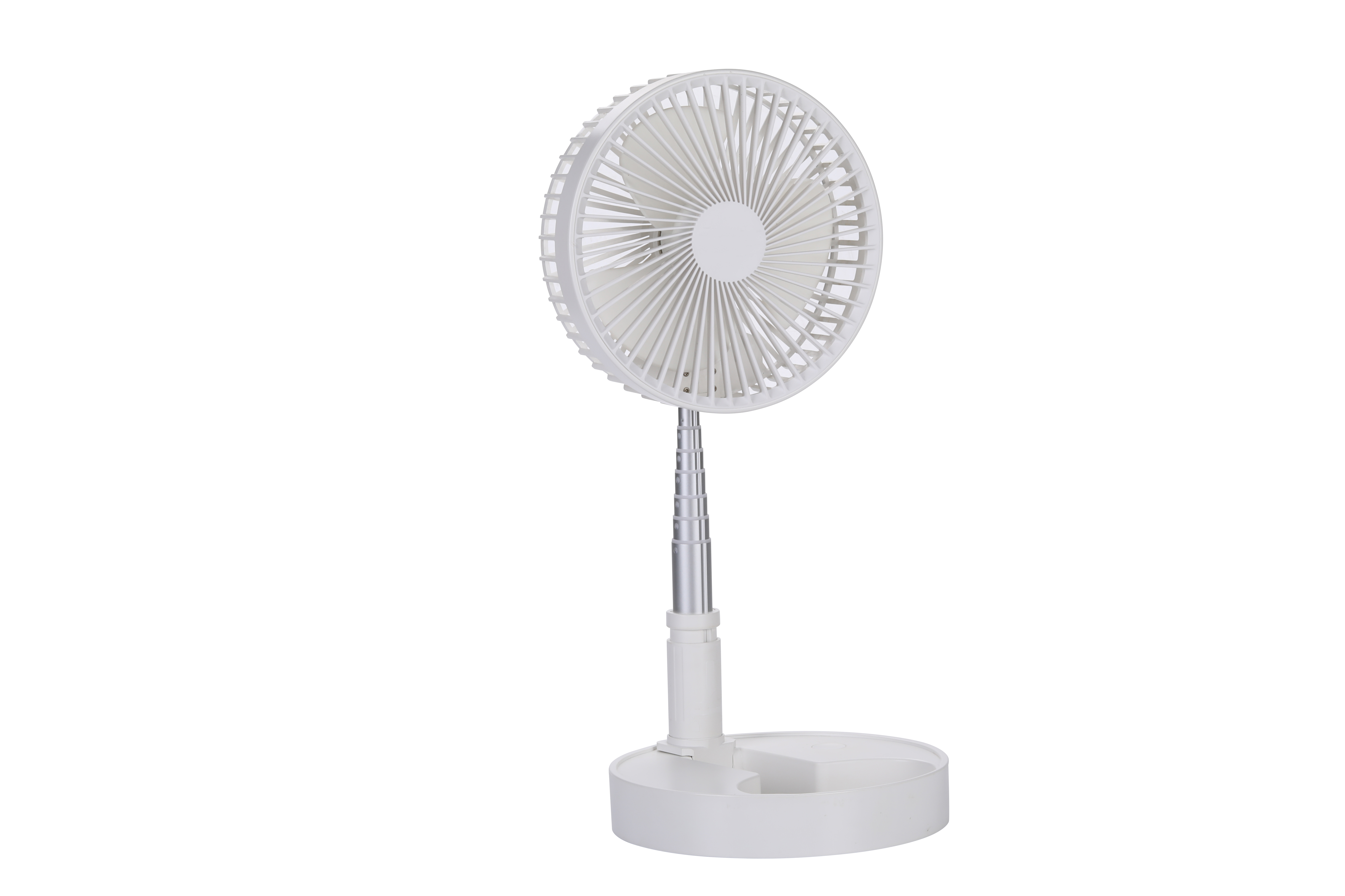 Un ventilador portátil blanco. Está sobre un soporte y tiene una cabeza redonda. Fondo blanco.