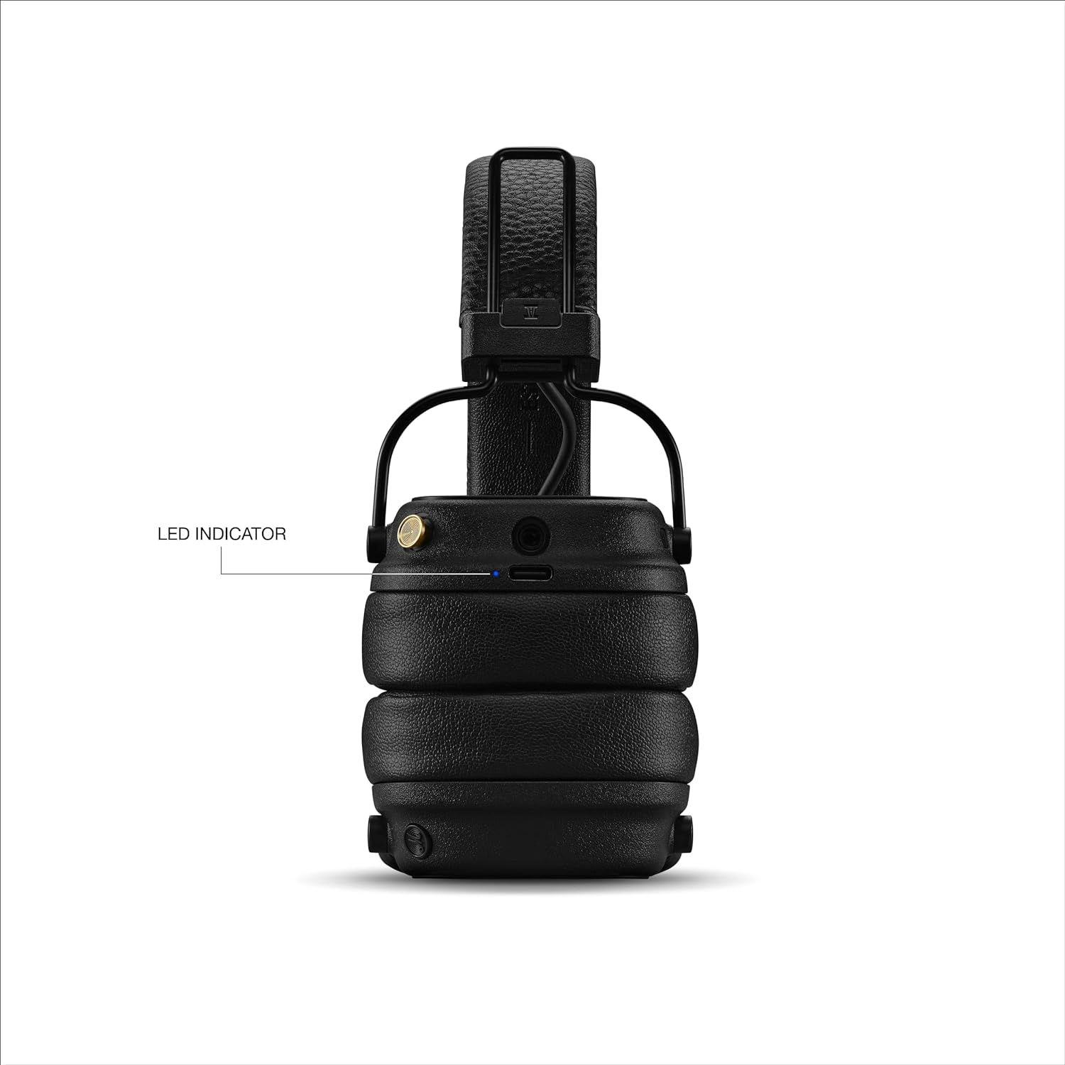 Auriculares negros con indicador LED y botón dorado sobre fondo blanco.