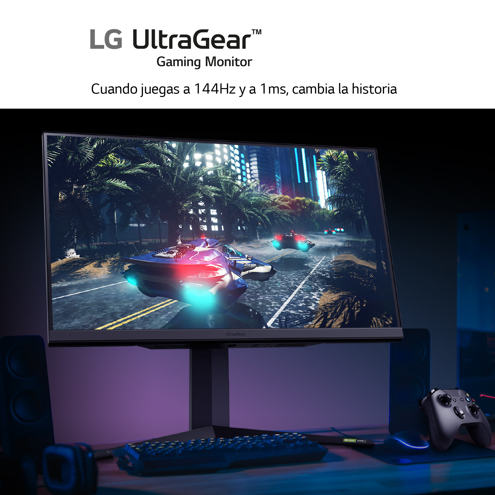 Monitor gaming mostrando escena de carreras futurista. Mando y altavoces en primer plano.