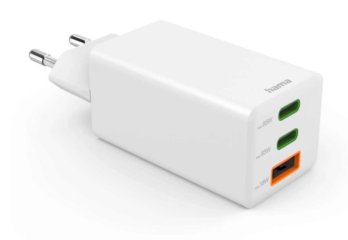 Biała ładowarka z dwoma portami USB-C i jednym USB-A, oznaczona maksymalną mocą, na białym tle.