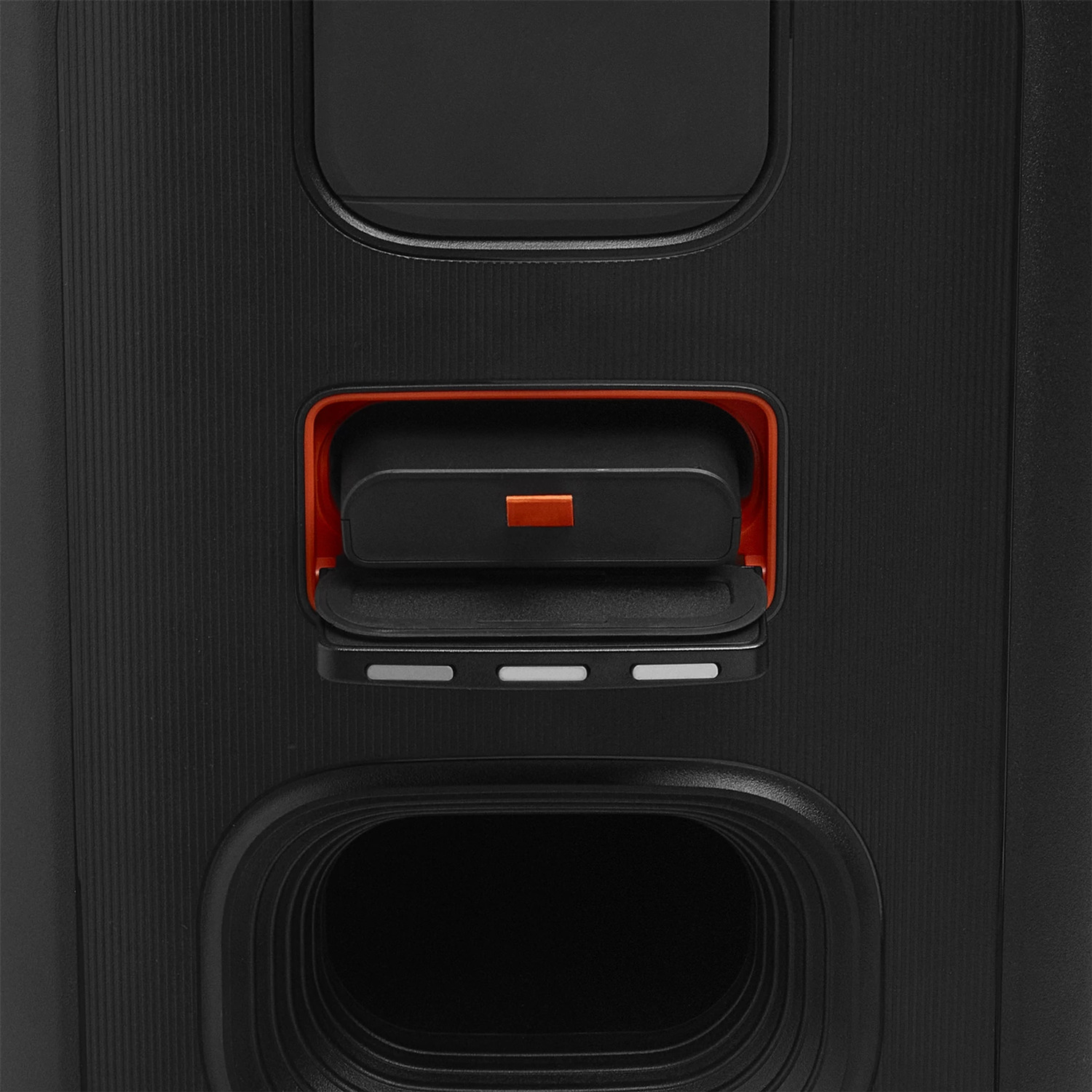 Haut-parleur noir avec une découpe rectangulaire. Une batterie amovible est insérée.