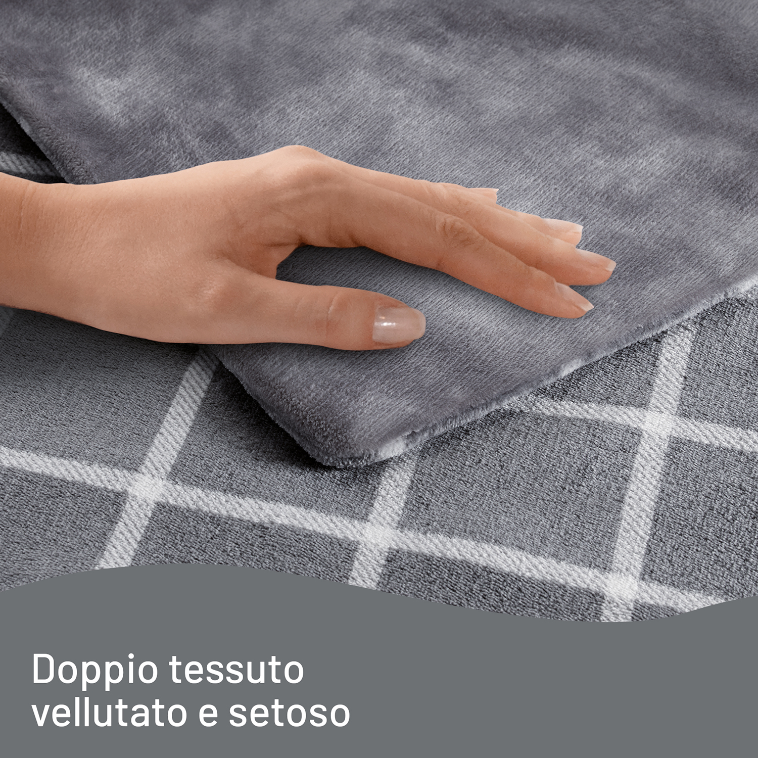 Mano che tocca un tessuto grigio e morbido. Il tessuto ha un motivo a scacchi sotto.