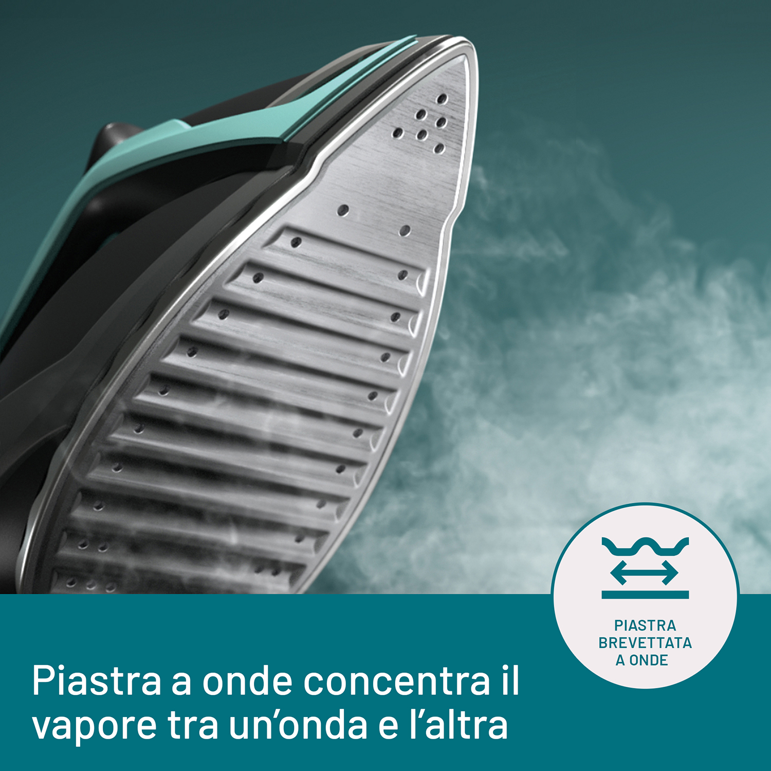 Una piastra del ferro da stiro con vapore e testo: 'Piastra a onde concentra il vapore tra un'onda e l'altra'.