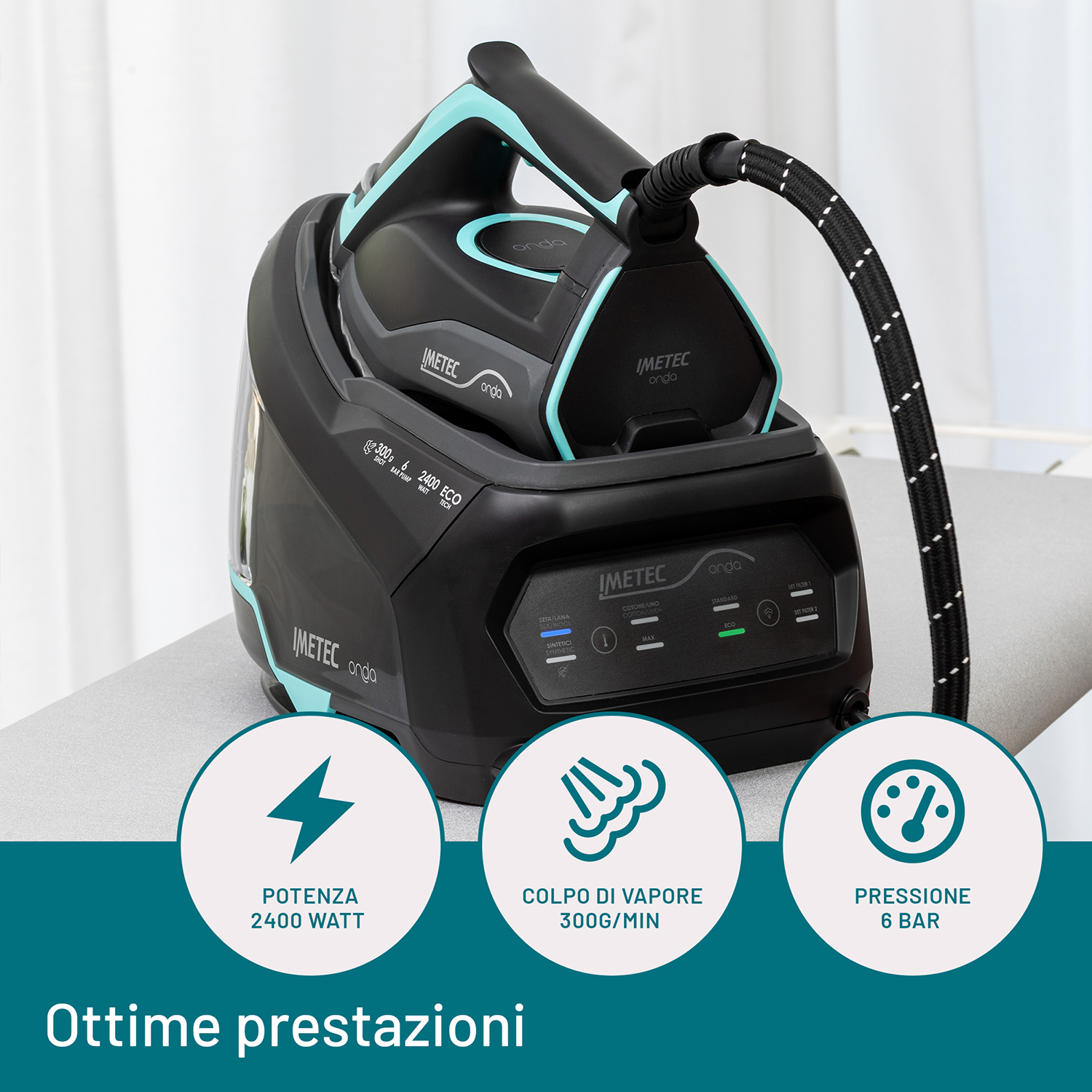 Ferro da stiro a vapore nero e turchese con indicatori di potenza, vapore e pressione. Sfondo bianco.