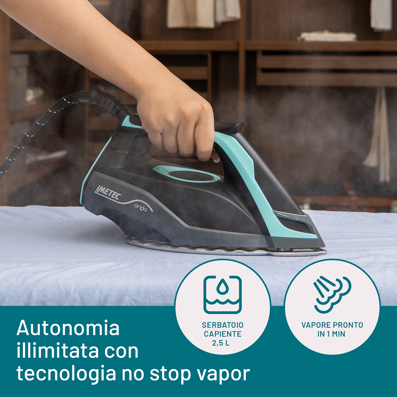 Ferro da stiro su un tavolo. Testo sulle sue caratteristiche. Lo sfondo è un armadio di legno.