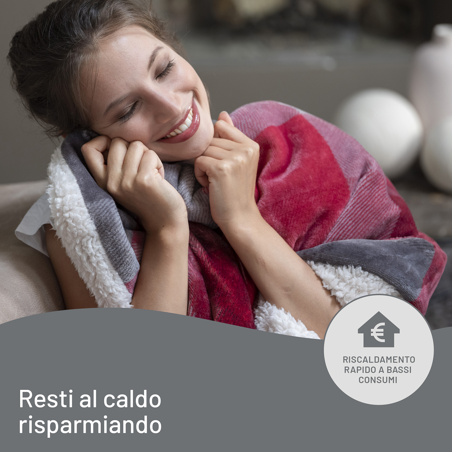 Donna sorridente avvolta in una coperta rossa e grigia, con testo sul calore e il risparmio.