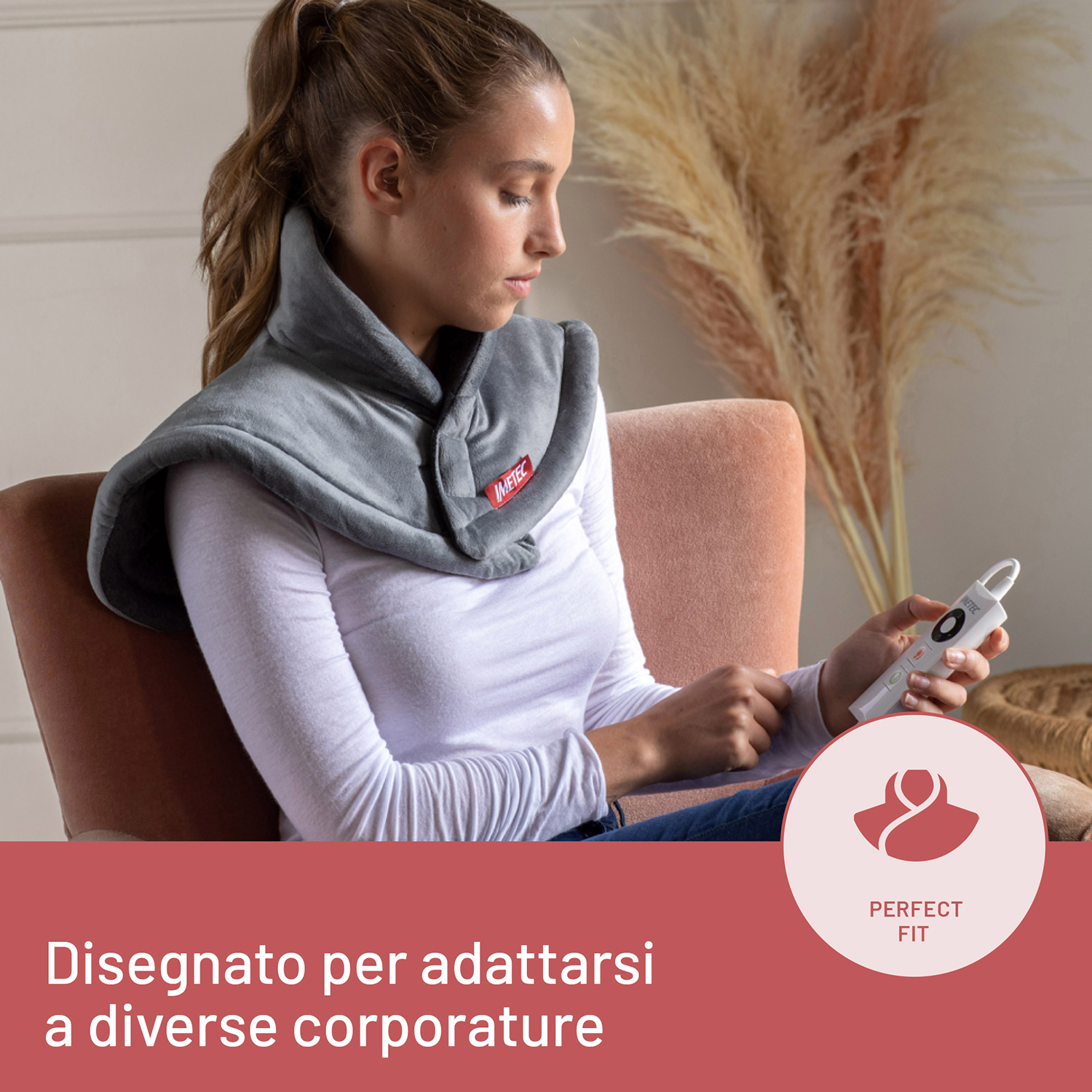 Una donna con un avvolgimento per il collo grigio, seduta. Un cerchio rosso dice PERFECT FIT. Testo in italiano.
