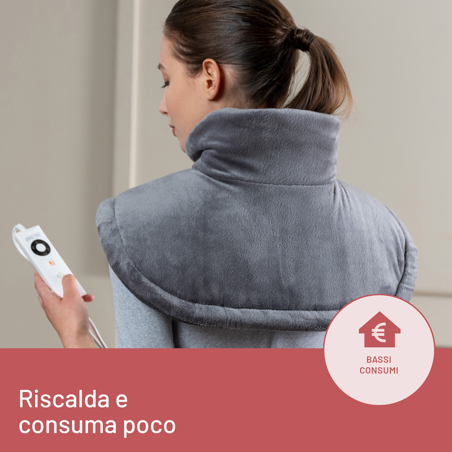 Donna con cuscinetto riscaldante, tiene il telecomando. Testo sul basso consumo energetico.