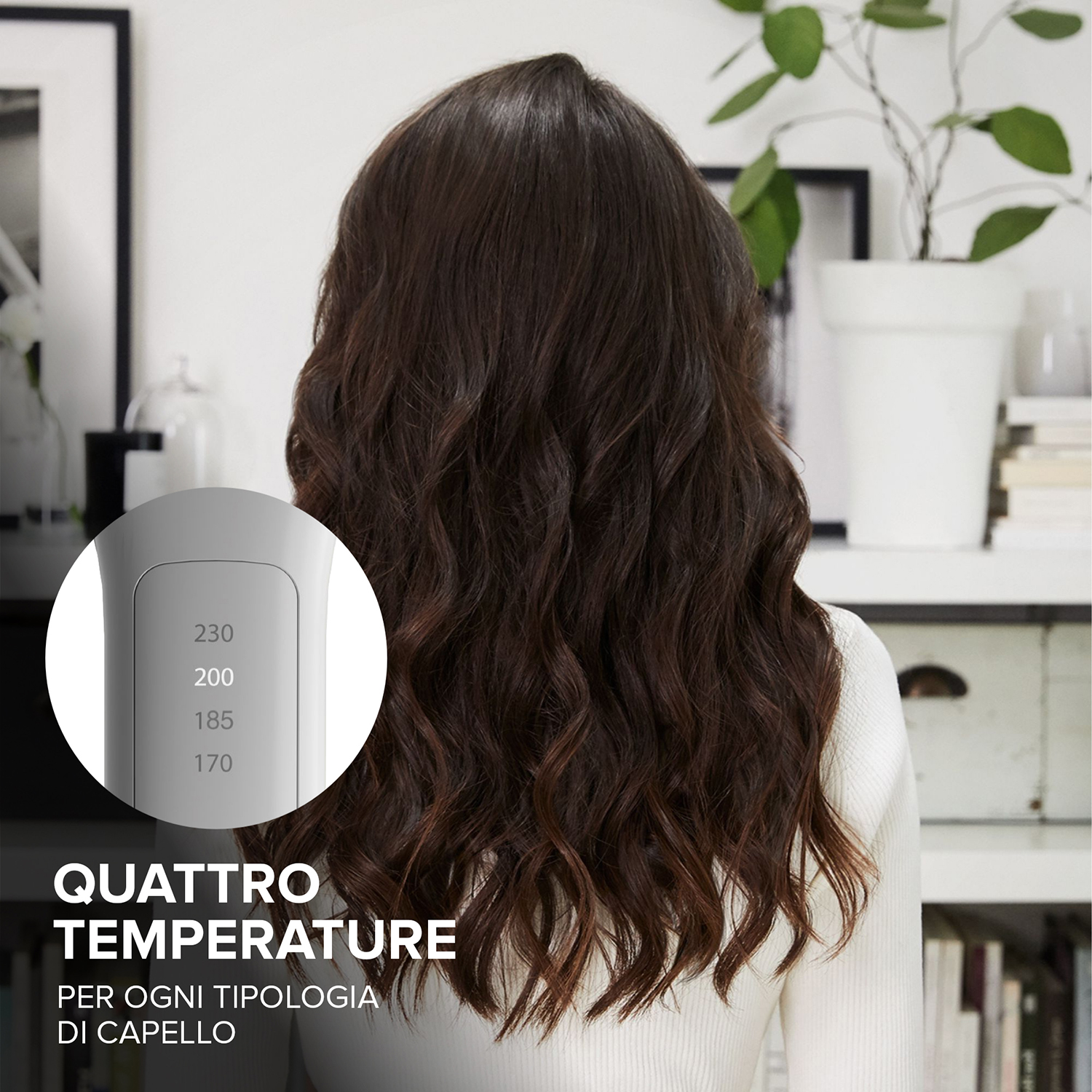Donna con capelli mossi, di spalle alla fotocamera, con uno strumento per lo styling dei capelli nell'inquadratura e impostazioni della temperatura.