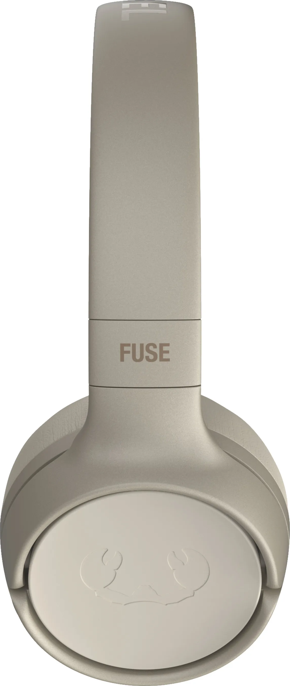 Primo piano di cuffie beige con la scritta 'FUSE' sull'archetto e un logo sull'orecchio.
