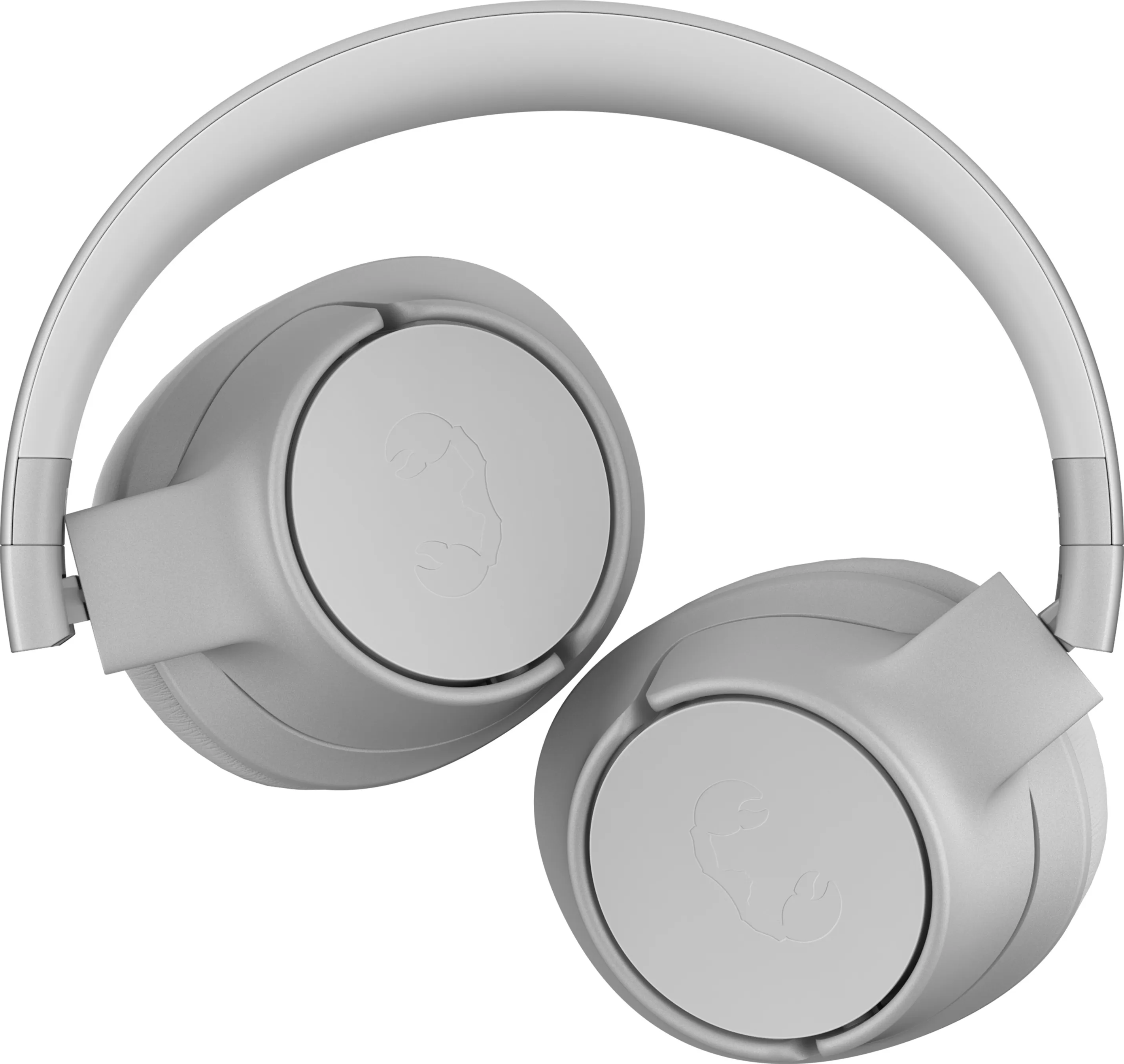 Casque gris. Écouteurs avec logo. L'arceau est courbé. Fond blanc.