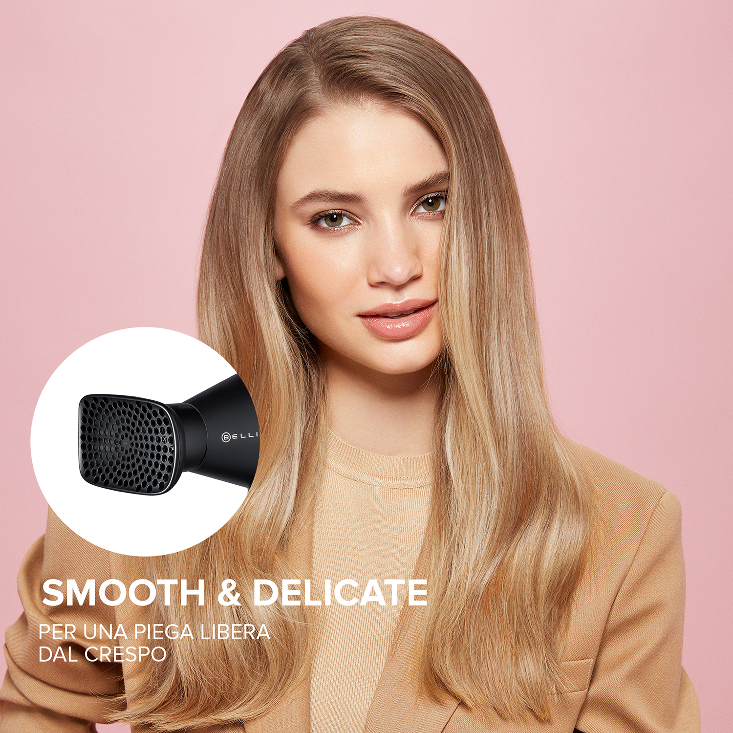 Donna bionda con capelli lisci, sorridente, tiene un asciugacapelli nero su sfondo rosa.