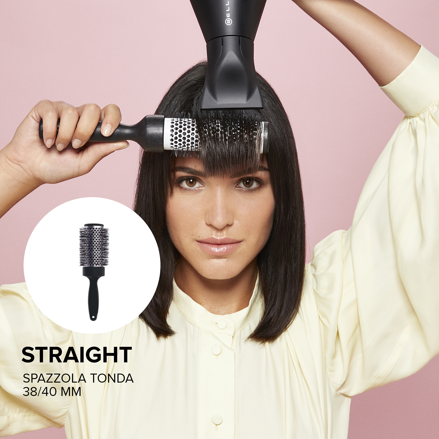 Donna che si acconcia i capelli con asciugacapelli e spazzola rotonda. Immagine più piccola della spazzola.