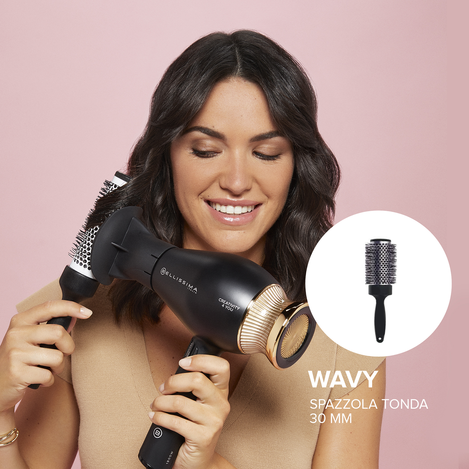 Donna tiene asciugacapelli nero e spazzola rotonda, sorridendo alla fotocamera.