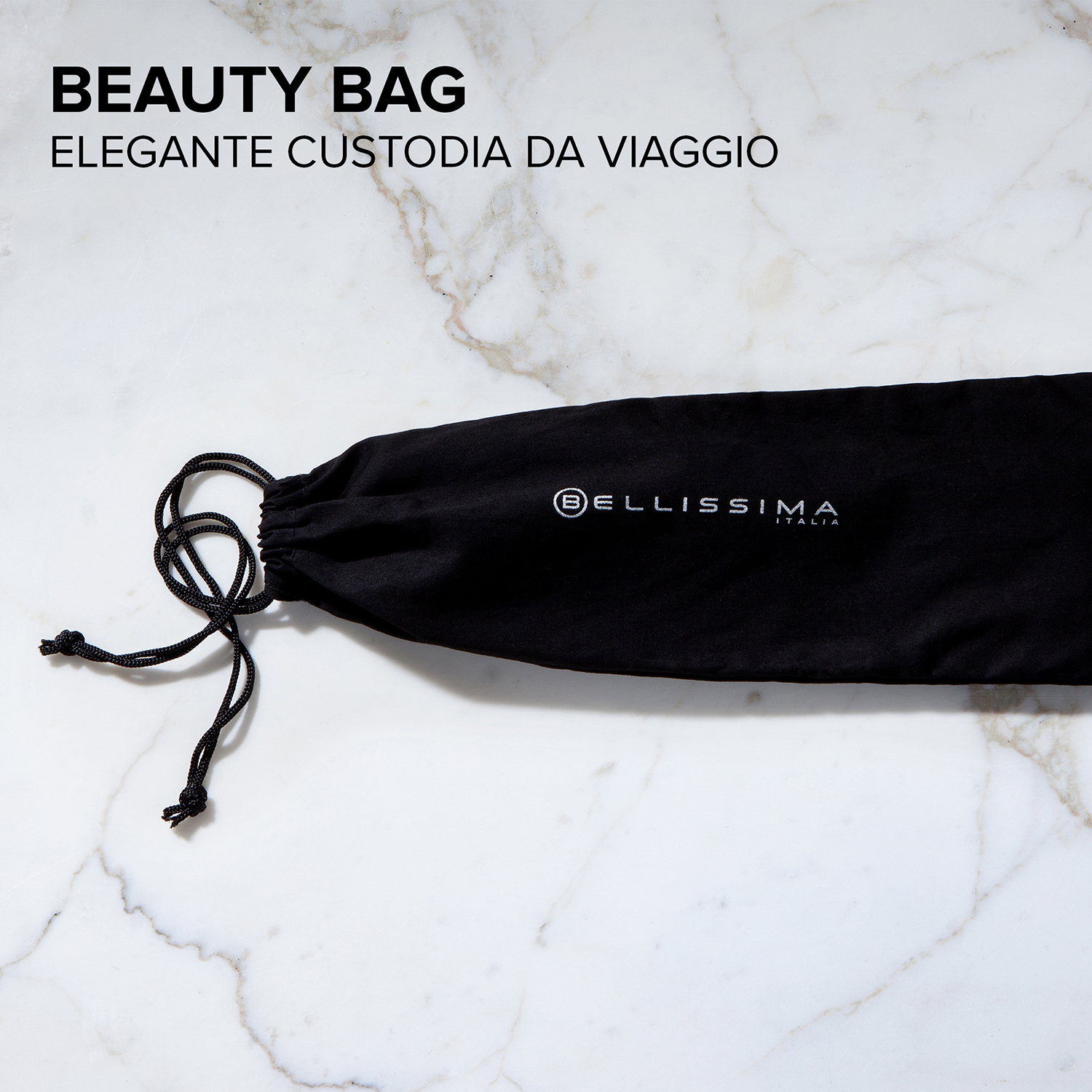Una beauty bag nera con coulisse. È su una superficie di marmo.