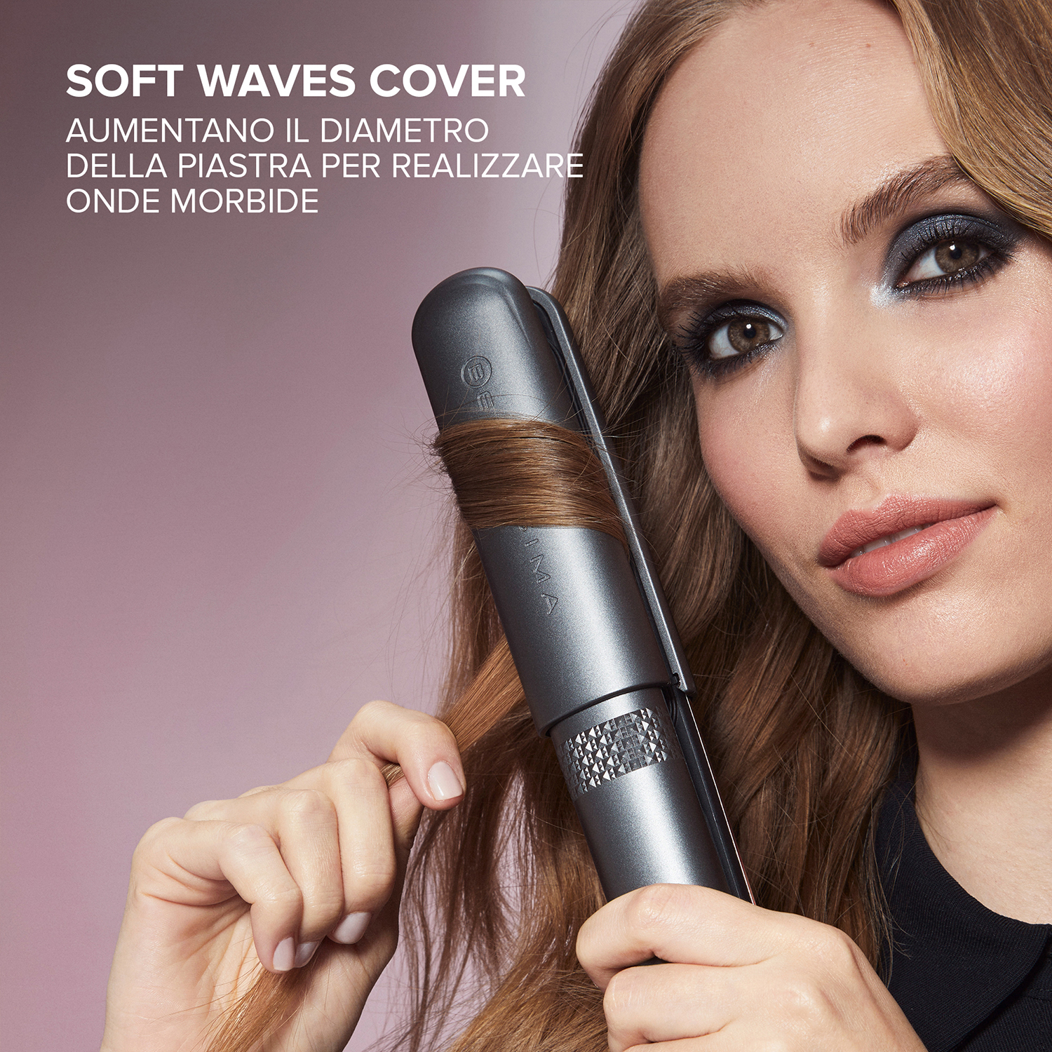 Una donna si acconcia i capelli con un ferro arricciacapelli. Il testo dice: Copertura onde morbide.