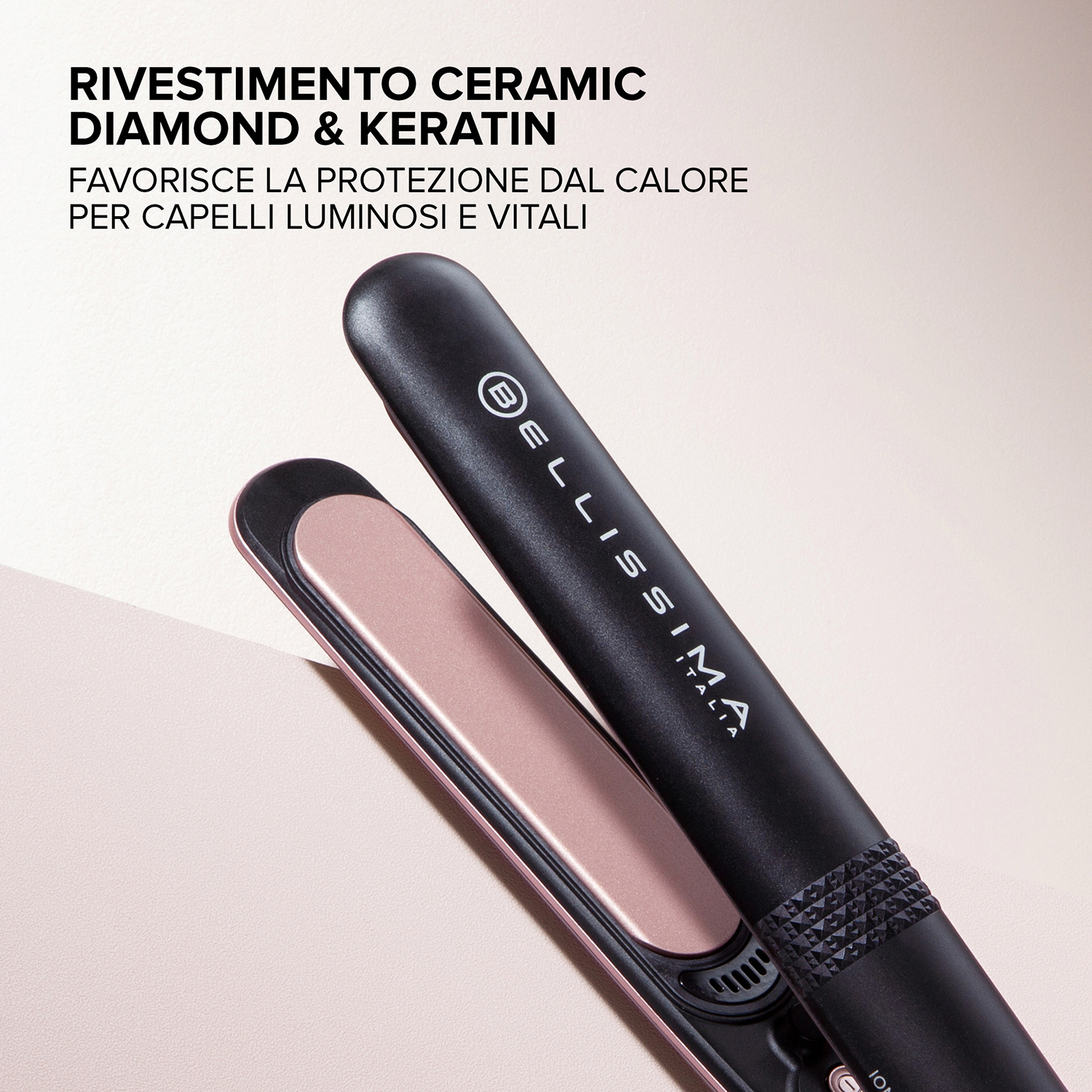 Piastra per capelli nera e rosa. La parola "ellissima" è sul lato. Sfondo bianco.