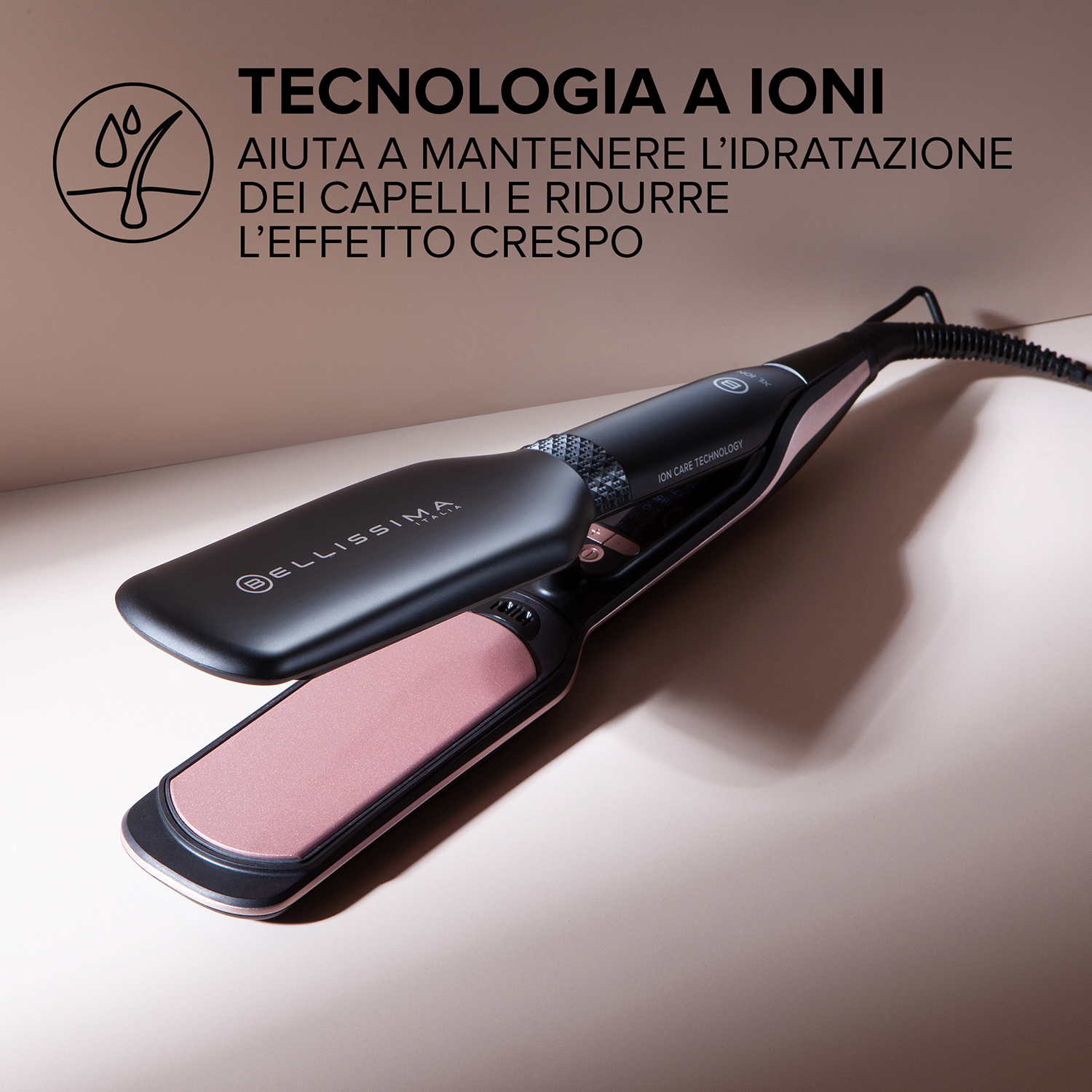 Una piastra per capelli nera e rosa con testo sulla tecnologia ionica su sfondo beige.