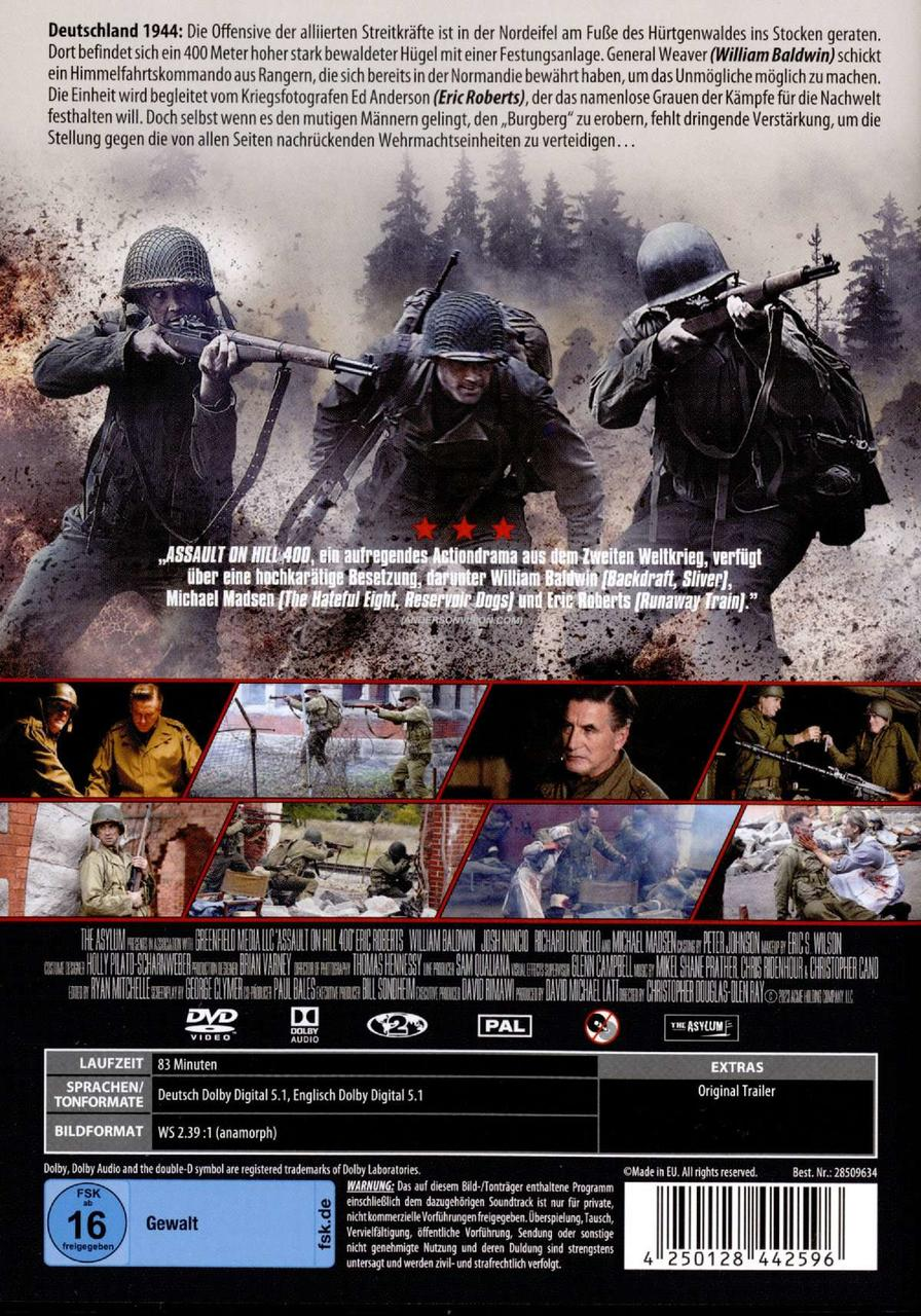 Soldaten im Zweiten Weltkrieg mit Waffen. Der Hintergrund des Filmplakats zeigt ein brennendes Flugzeug.