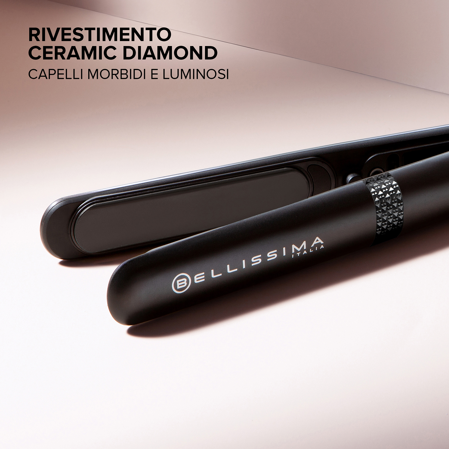Primo piano di una piastra per capelli nera con rivestimento in diamante ceramico, con testo.