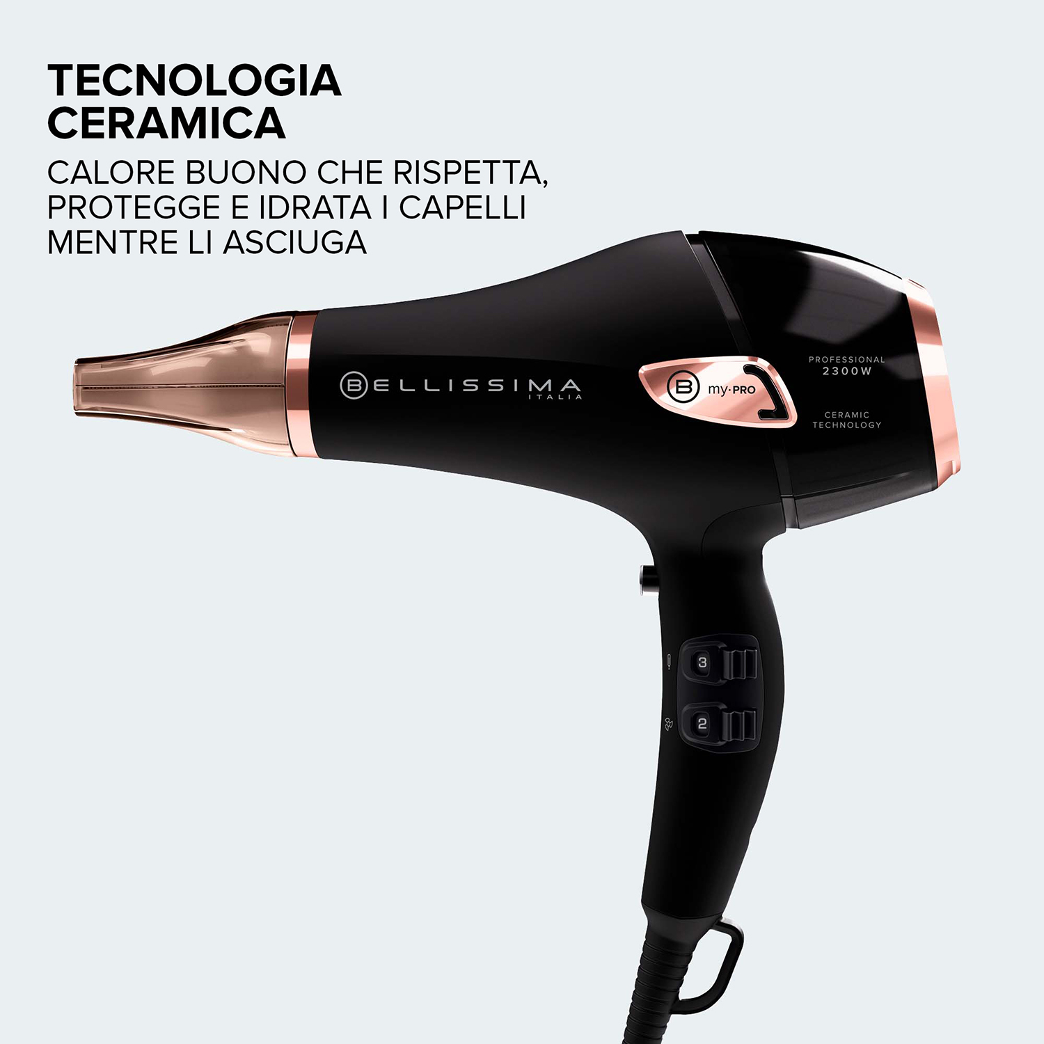 Asciugacapelli nero e oro rosa. Ha un ugello, pulsanti e un manico. Testo a sinistra. Sfondo bianco.