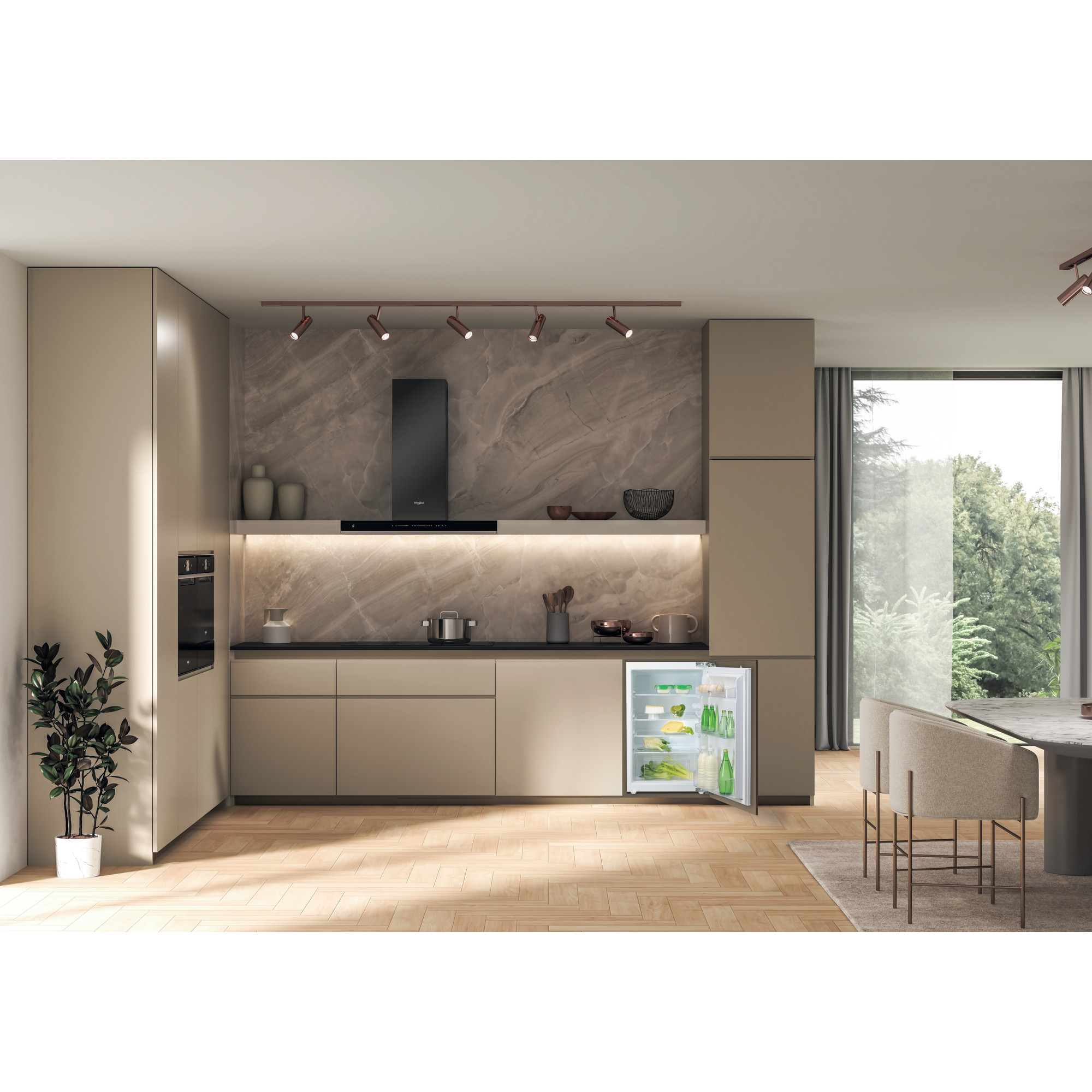 Moderne Küche mit Schränken, geöffnetem Kühlschrank und Blick durch Fenster.
