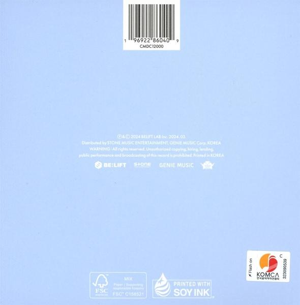 Ein hellblaues Papier mit Text und Barcode auf der Rückseite, mit Logos unten.