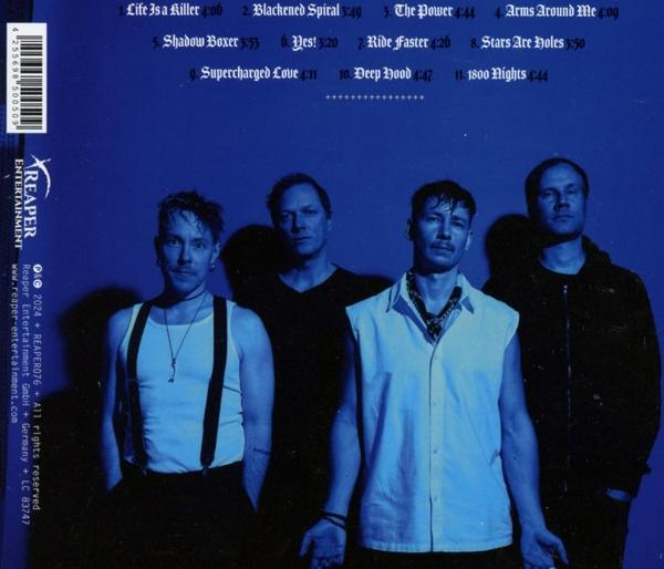 Rückseite eines CD-Covers mit Bandporträt und Titelliste auf blauem Hintergrund.