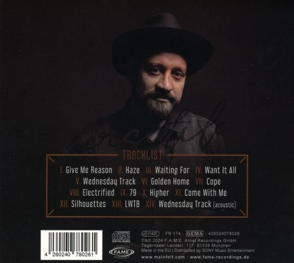 Mann mit Hut, der in die Kamera blickt. Der Hintergrund ist dunkel mit Text und Trackliste.