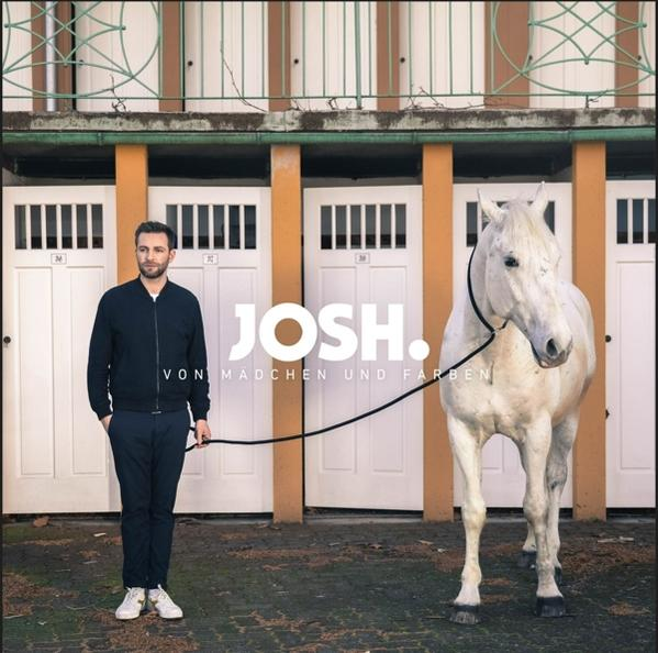 Mann mit weißem Pferd. Text: JOSH. VON MADCHEN UND FARBEN.