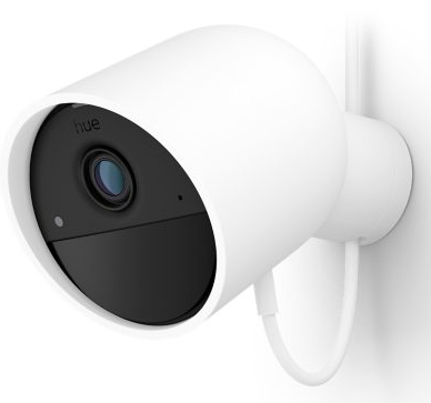 Biała kamera bezpieczeństwa Hue zamontowana na ścianie. Ma czarny obiektyw kamery i biały kabel.