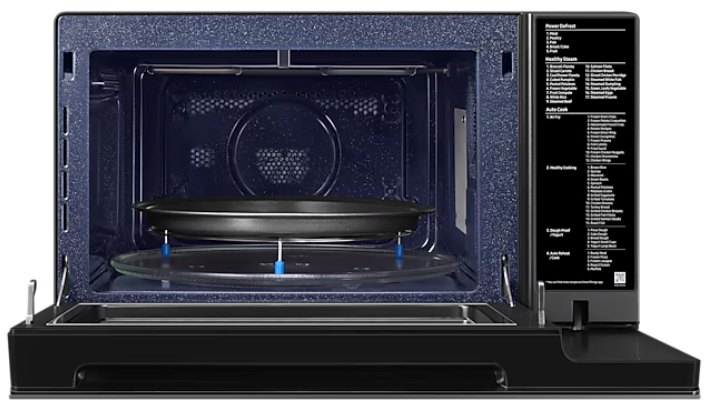 Otwarty wnętrze kuchenki mikrofalowej: taca, szklana płyta i panel sterowania.