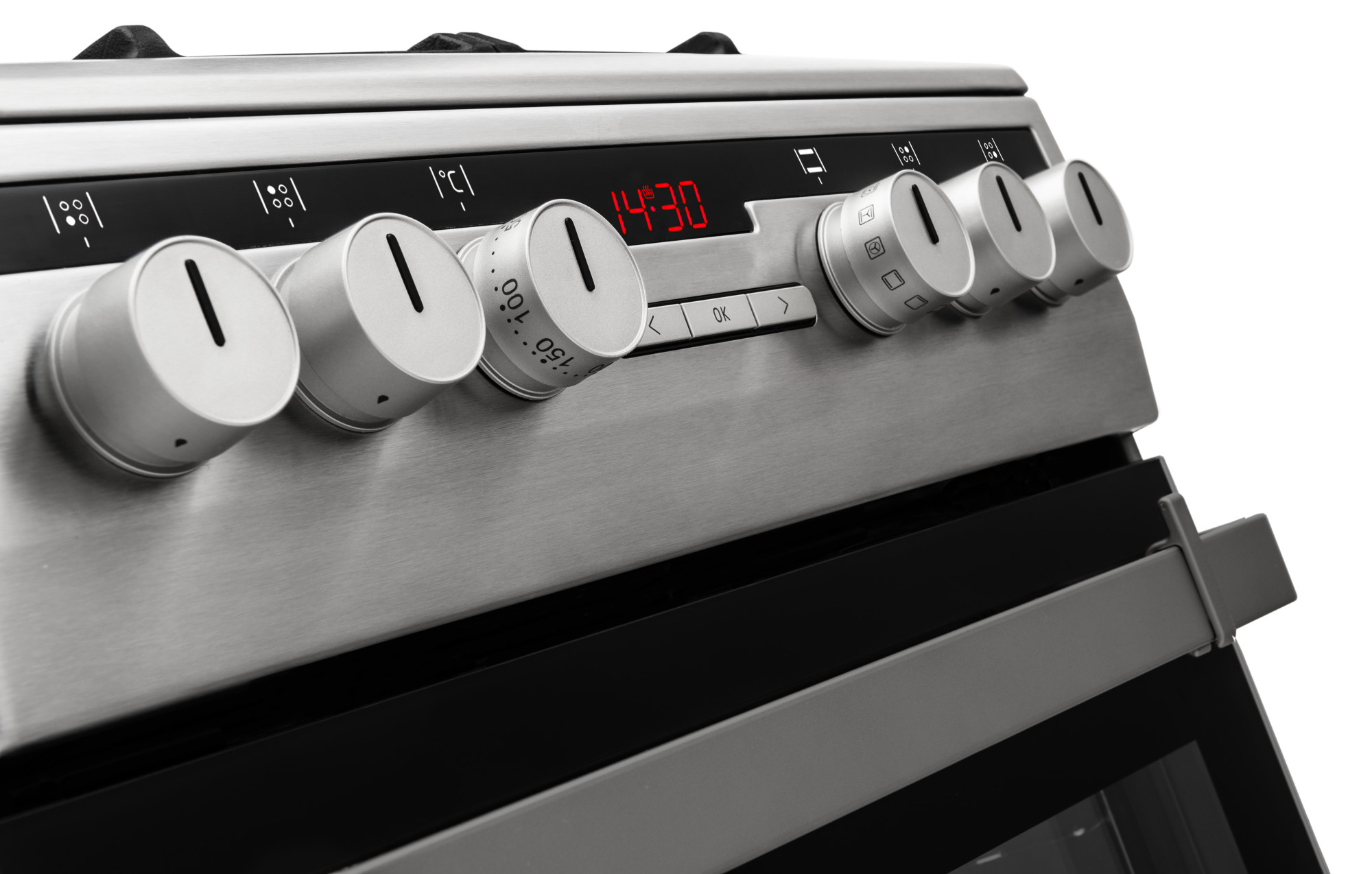 Zbliżenie srebrnego piekarnika z pokrętłami i wyświetlaczem cyfrowym z godziną.