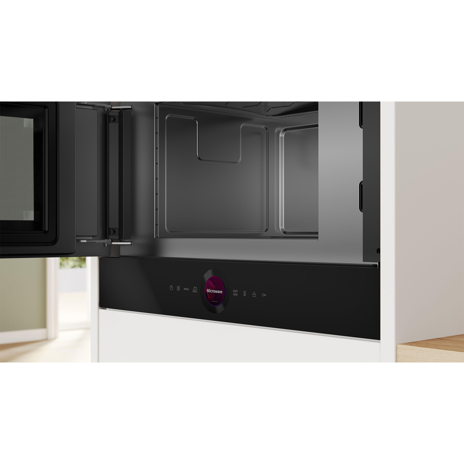 Forno a microonde con porta aperta, interno nero. Mobile bianco. Pannello di controllo nero con pulsanti e un cerchio viola con la parola 'Microonde'.