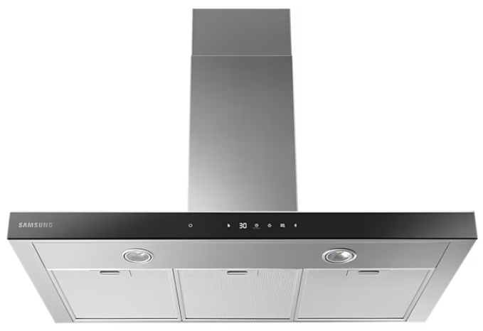 Srebrny okap Samsung z cyfrowym wyświetlaczem i otworami wentylacyjnymi. Na białym tle.