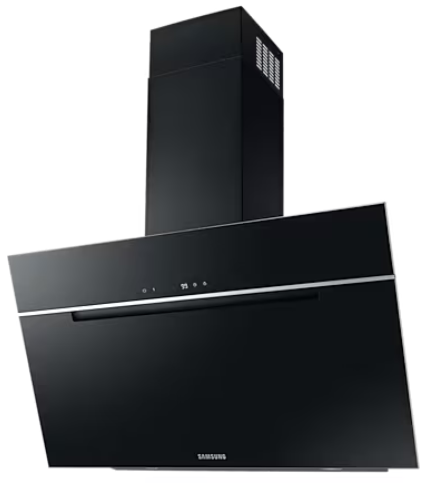Czarny okap kuchenny Samsung, pod kątem, o eleganckim designie i srebrnej linii akcentującej.