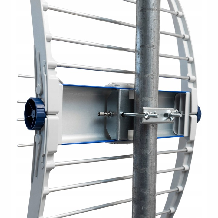 Zbliżenie białej anteny ze srebrnymi i niebieskimi elementami zamontowanymi na metalowym słupie.