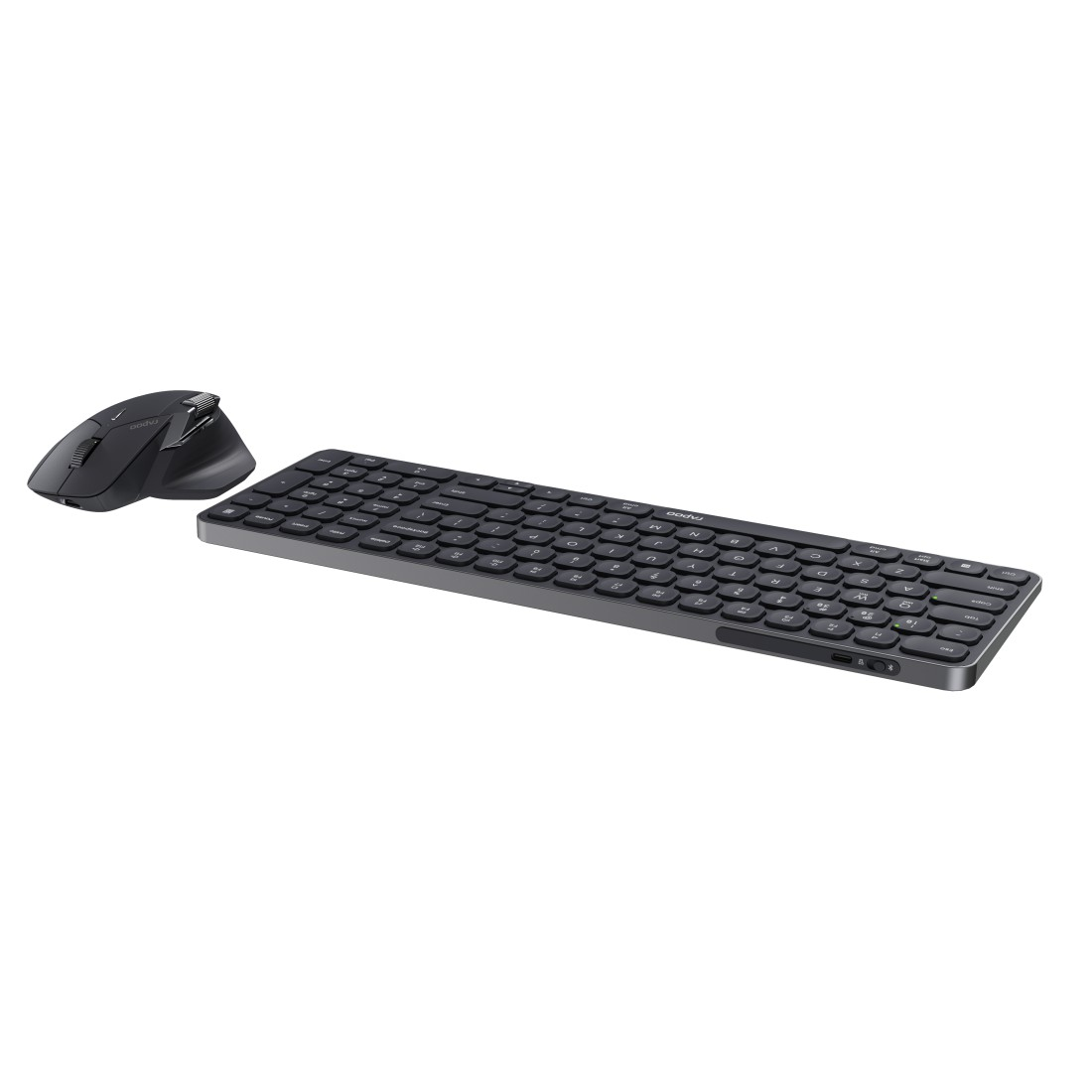 Eine schwarze drahtlose Tastatur und Maus auf weißem Hintergrund. Das Set ist von Perixx.