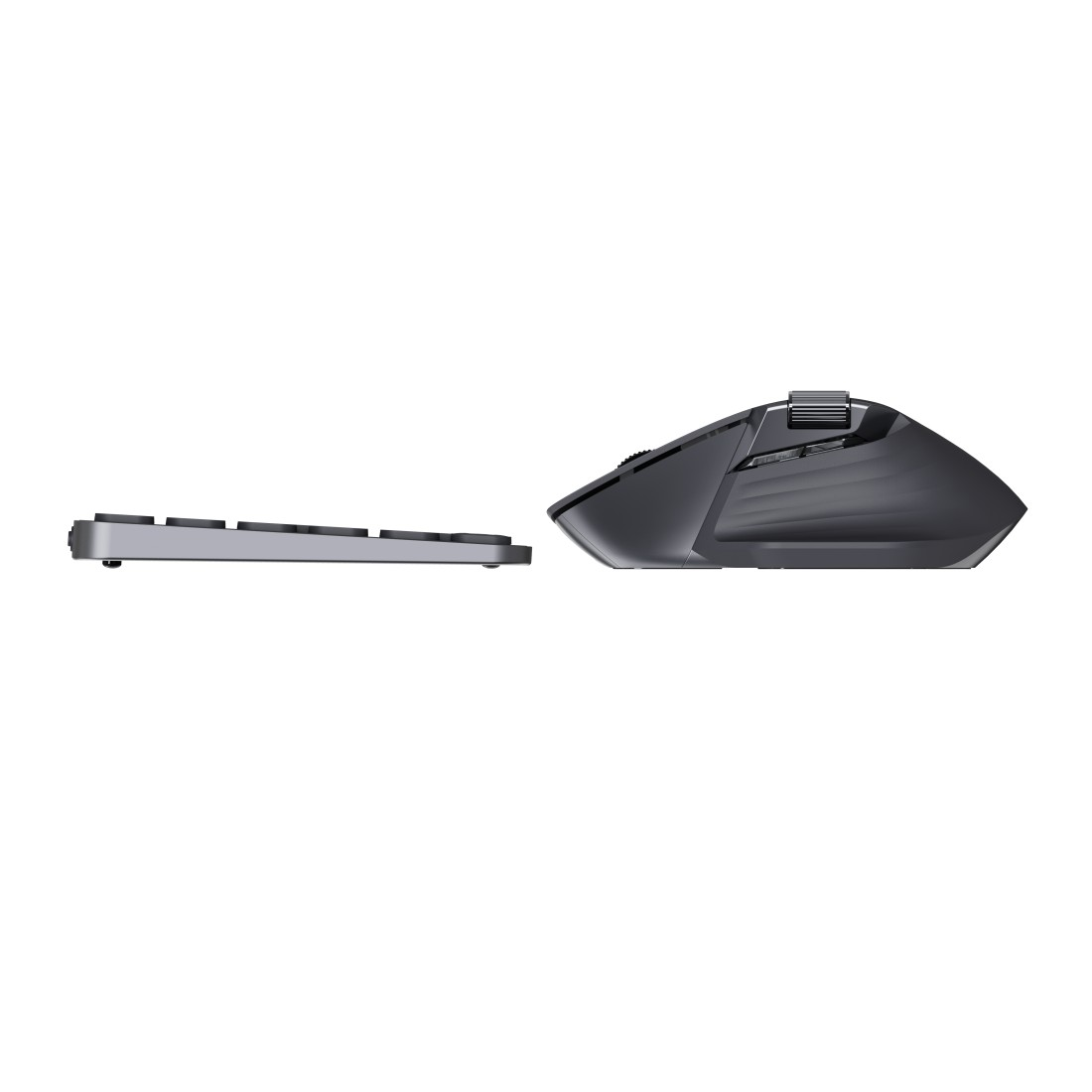 Eine Tastatur und eine Maus, nebeneinander, auf weißem Hintergrund.