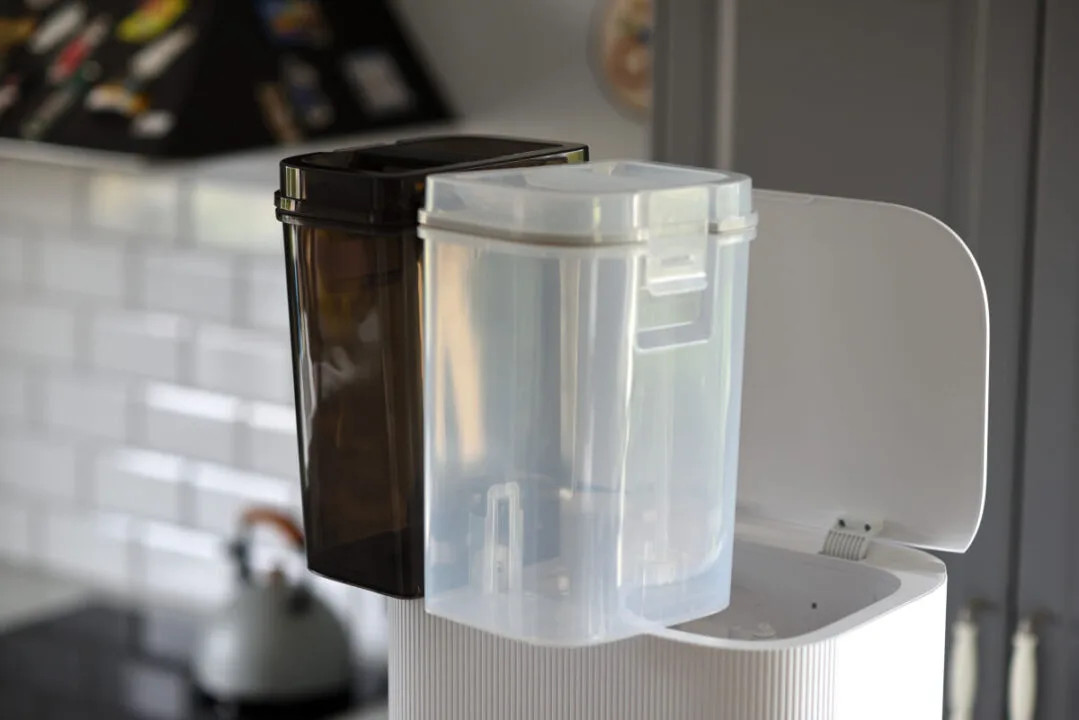 Dwa prostokątne pojemniki, jeden brązowy i jeden przezroczysty, stoją na białym urządzeniu w kuchni.