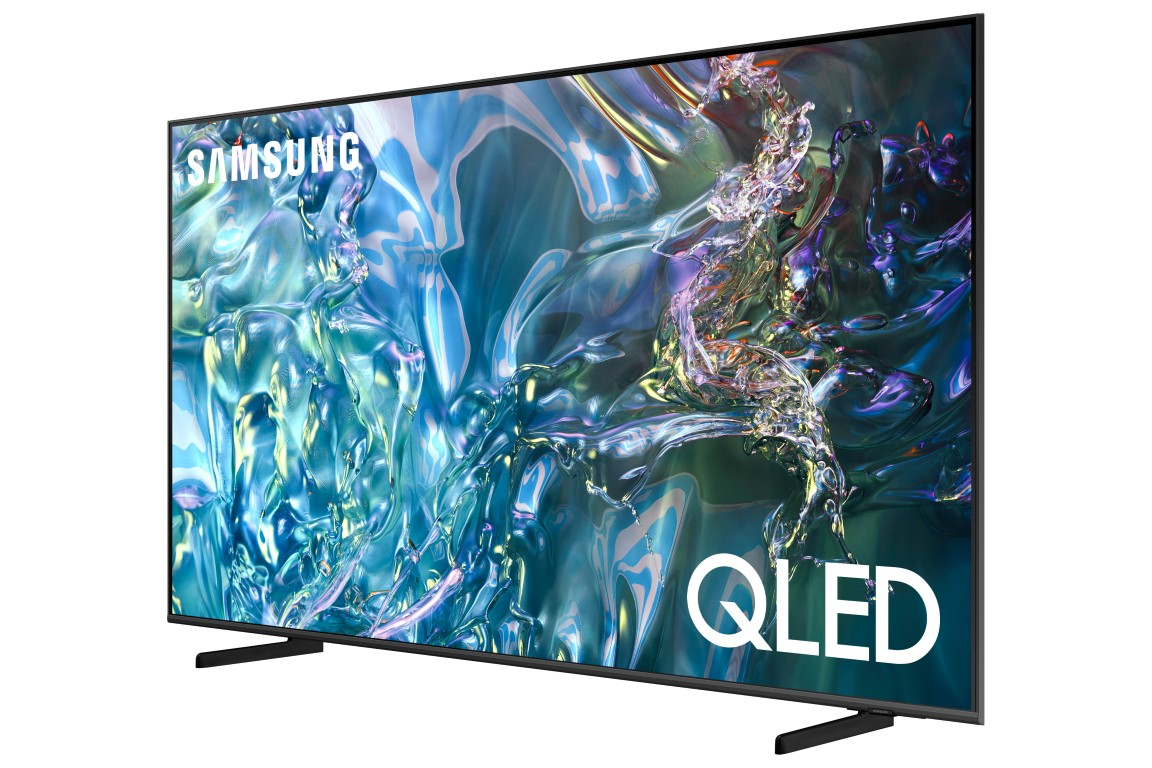 Ayaklı bir Samsung QLED TV, açılı görünüm, beyaz arka plan, soyut bir görüntü gösteriyor.