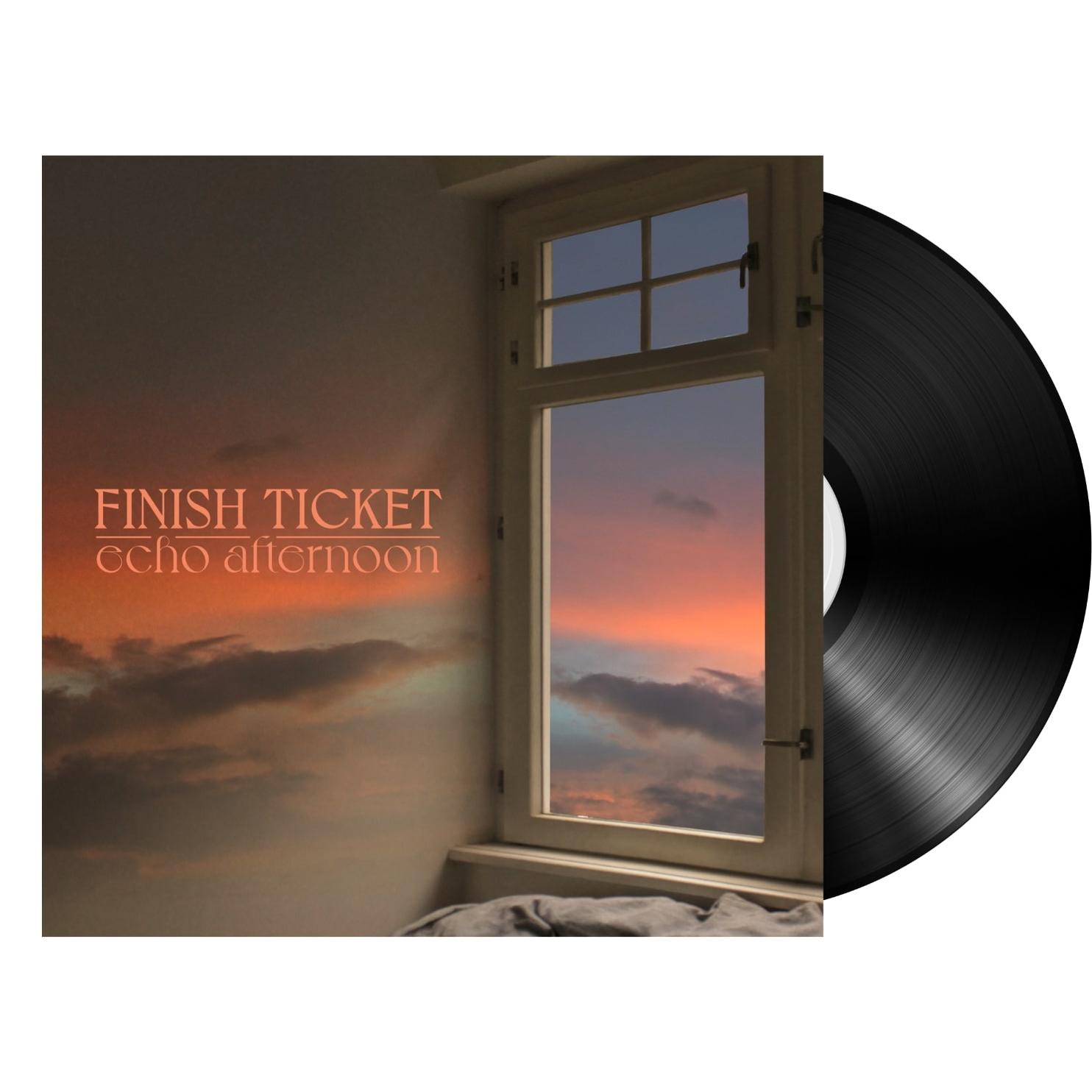 Vinylplatte und Albumcover mit Kunst, die einen Sonnenuntergang vom Fenster zeigt.