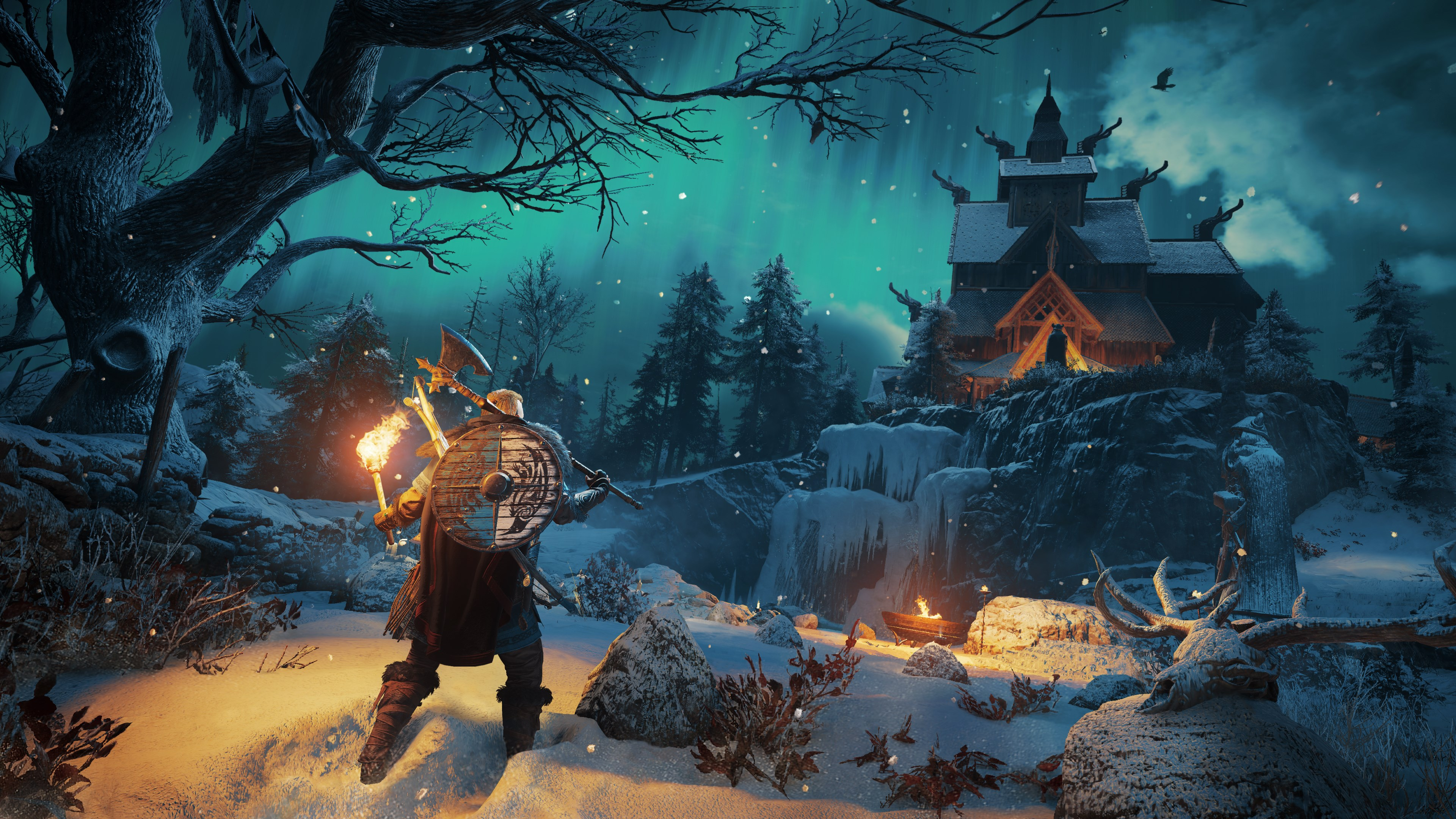 Ein Wikingerkrieger mit Fackel und Axt steht in einer verschneiten Landschaft. Im Hintergrund befindet sich ein traditionelles Gebäude unter den Polarlichtern.