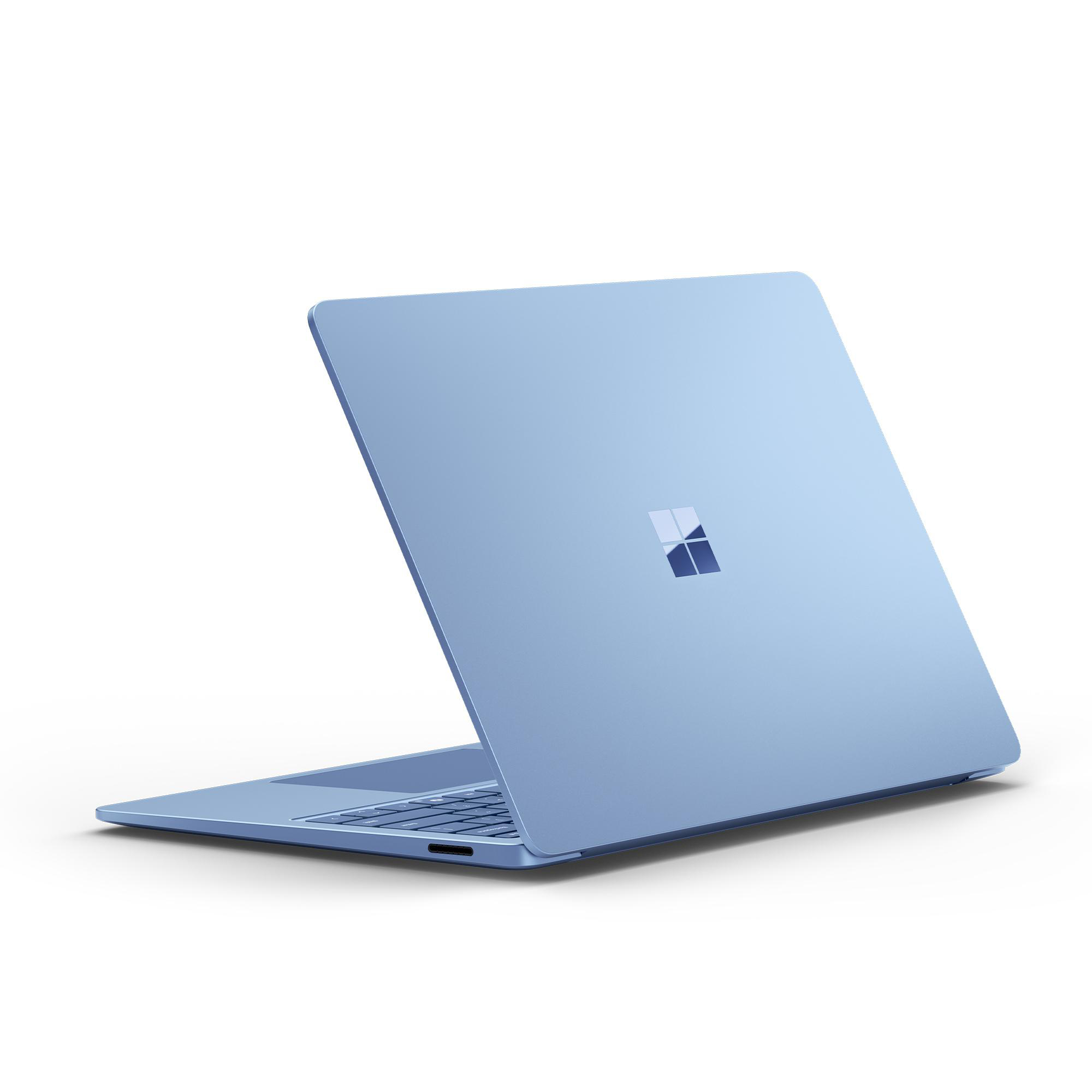 Ein hellblauer Laptop mit dem Microsoft-Logo auf dem Deckel. Der Bildschirm ist geöffnet.