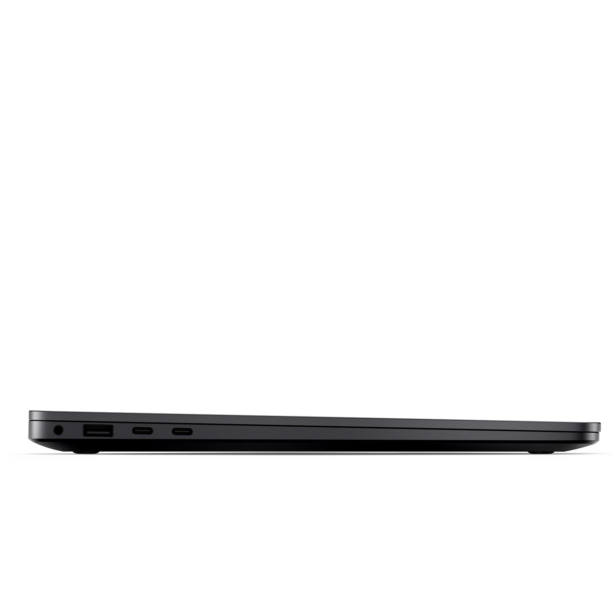 Schwarzer Laptop mit offenen Anschlüssen an der Seite, vor weißem Hintergrund platziert.