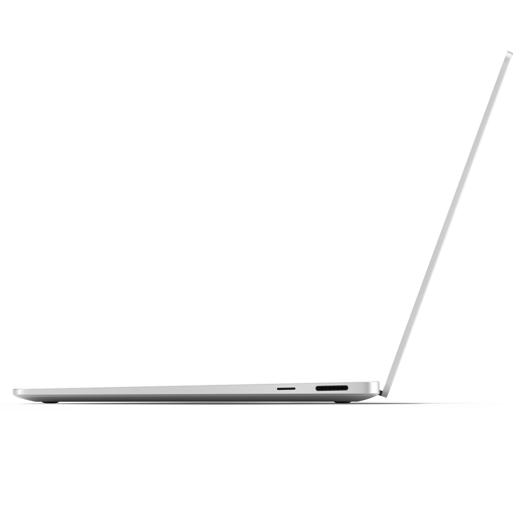 Ein silberner Laptop mit geöffnetem Bildschirm, von der Seite gesehen. Der Laptop steht auf weißem Untergrund.
