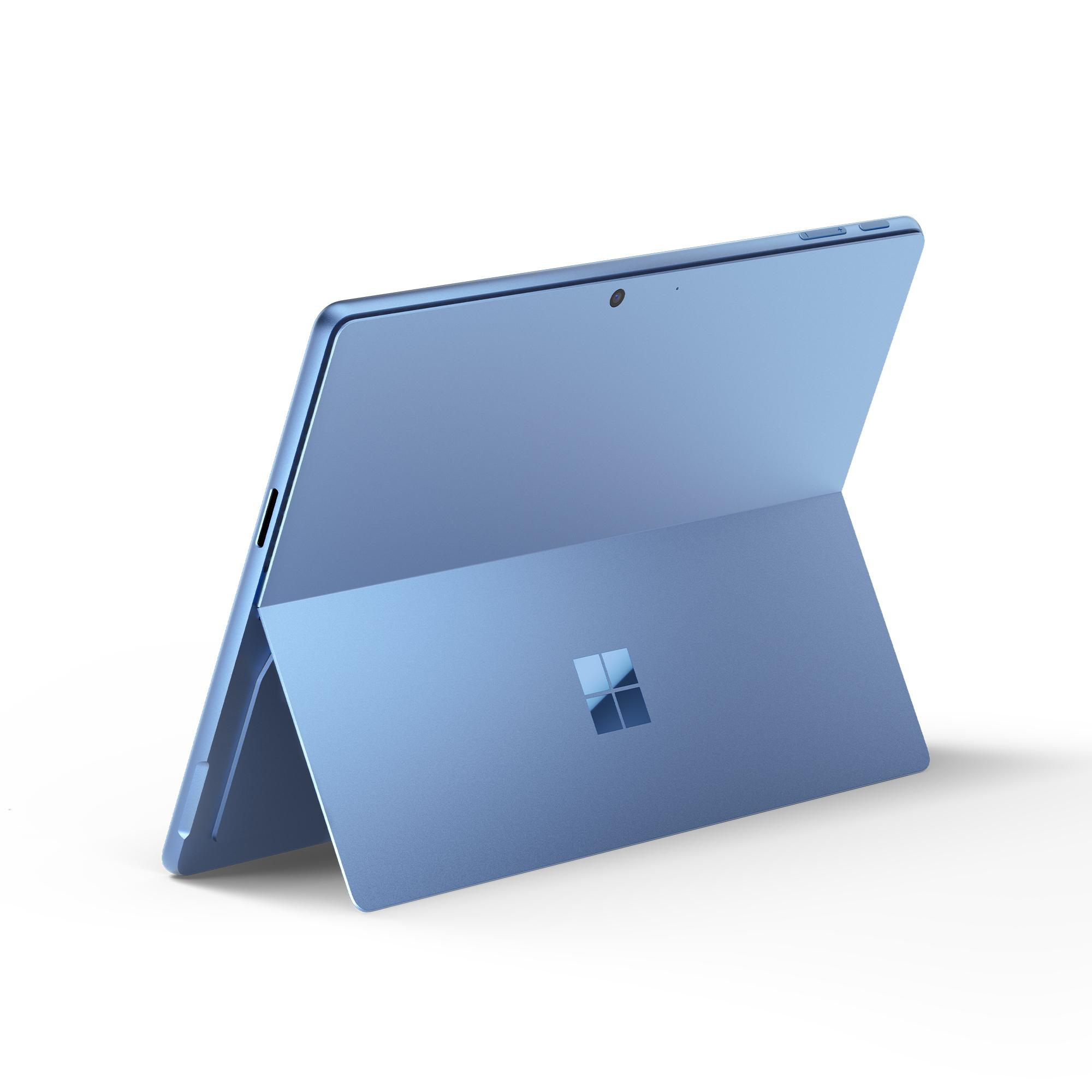 Blaues Microsoft Surface Tablet, abgewinkelte Ansicht. Mit Kickstand und Microsoft-Logo.