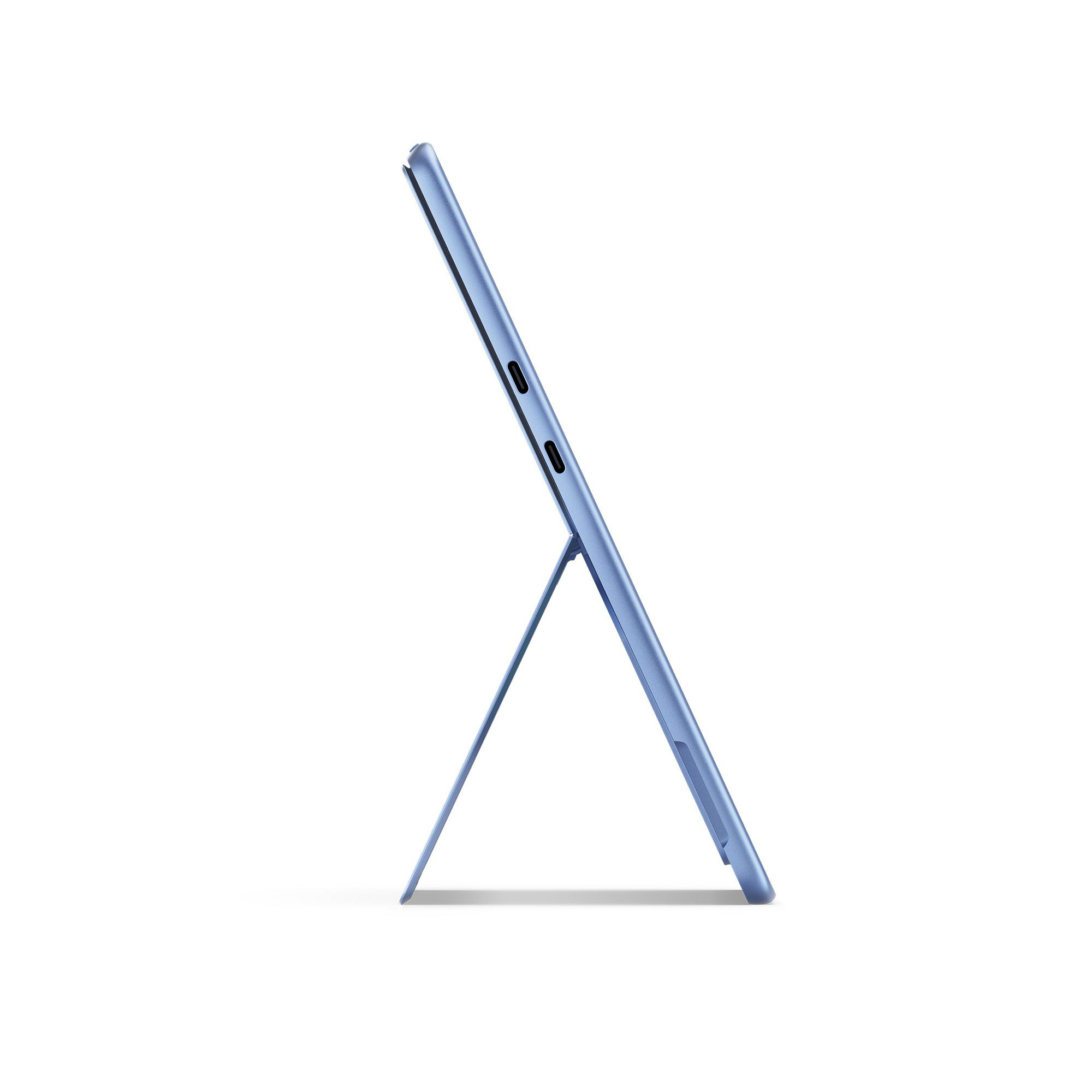 Blaues Tablet auf einem Ständer, Seitenansicht. Minimalistisches Design.