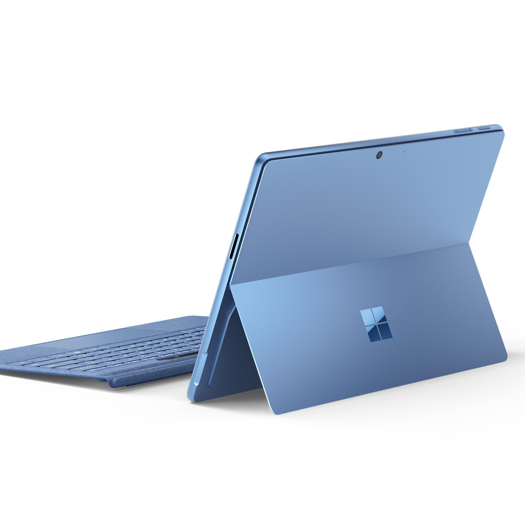 Blaues Tablet mit Tastatur. Das Microsoft-Logo ist auf der Rückseite zu sehen.